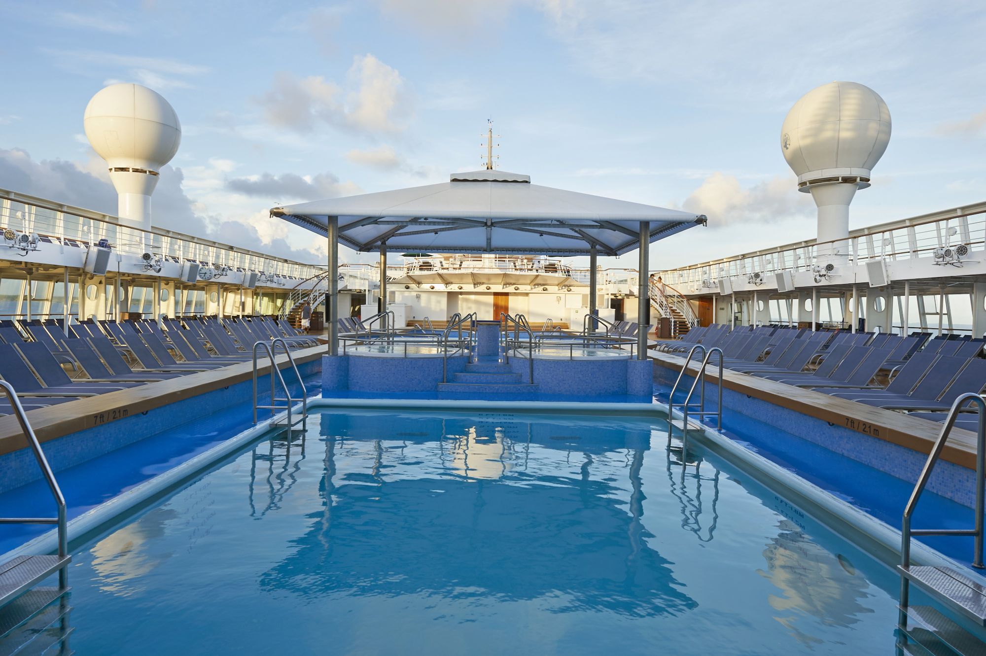 Bassengdekket på Norwegian Sun byr på en avslappet og solrik atmosfære