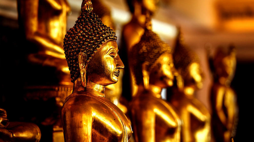 Gyllne buddhastatuer i Bangkok