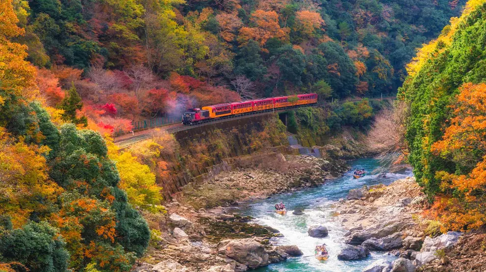 Kjør en tur med Sagano Scenic Railway for at oppleve den vakre naturen utenfor Kyoto