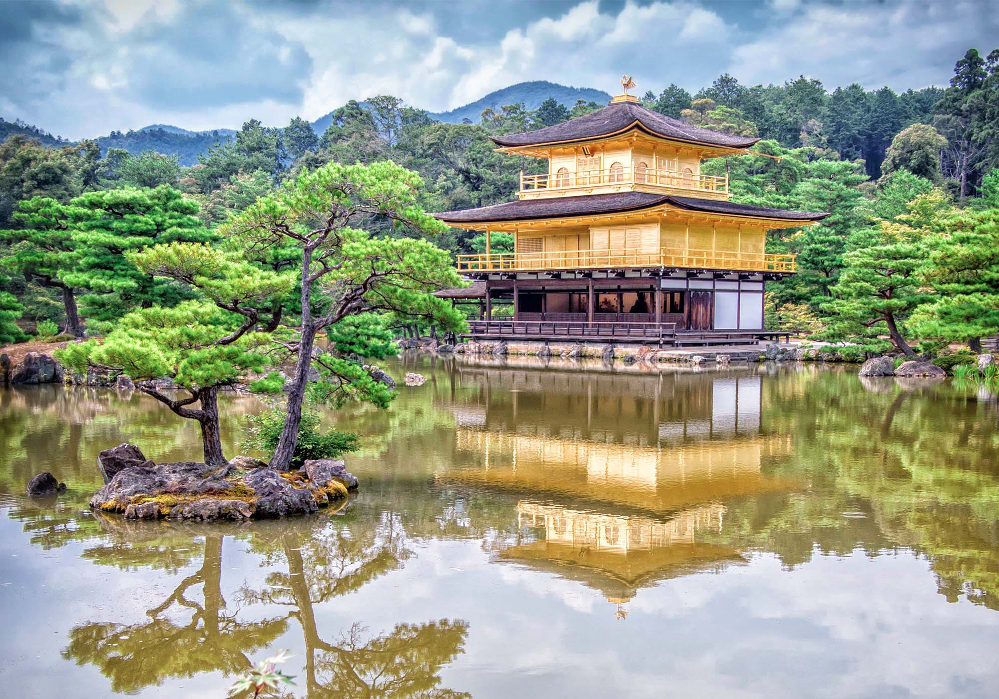 Kinkaku ji, Kyotos ikoniske Gyldne paviljong, speiler seg vakkert i den rolige innsjøen