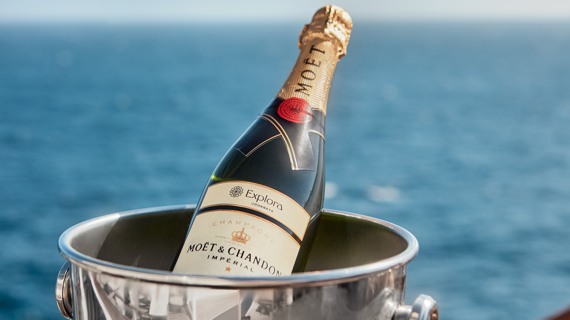 Ved ankomst kan du nyte en flaske champagne som venter i suiten din