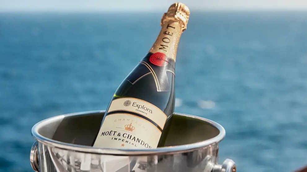 Ved ankomst kan du nyte en flaske champagne som venter i suiten din