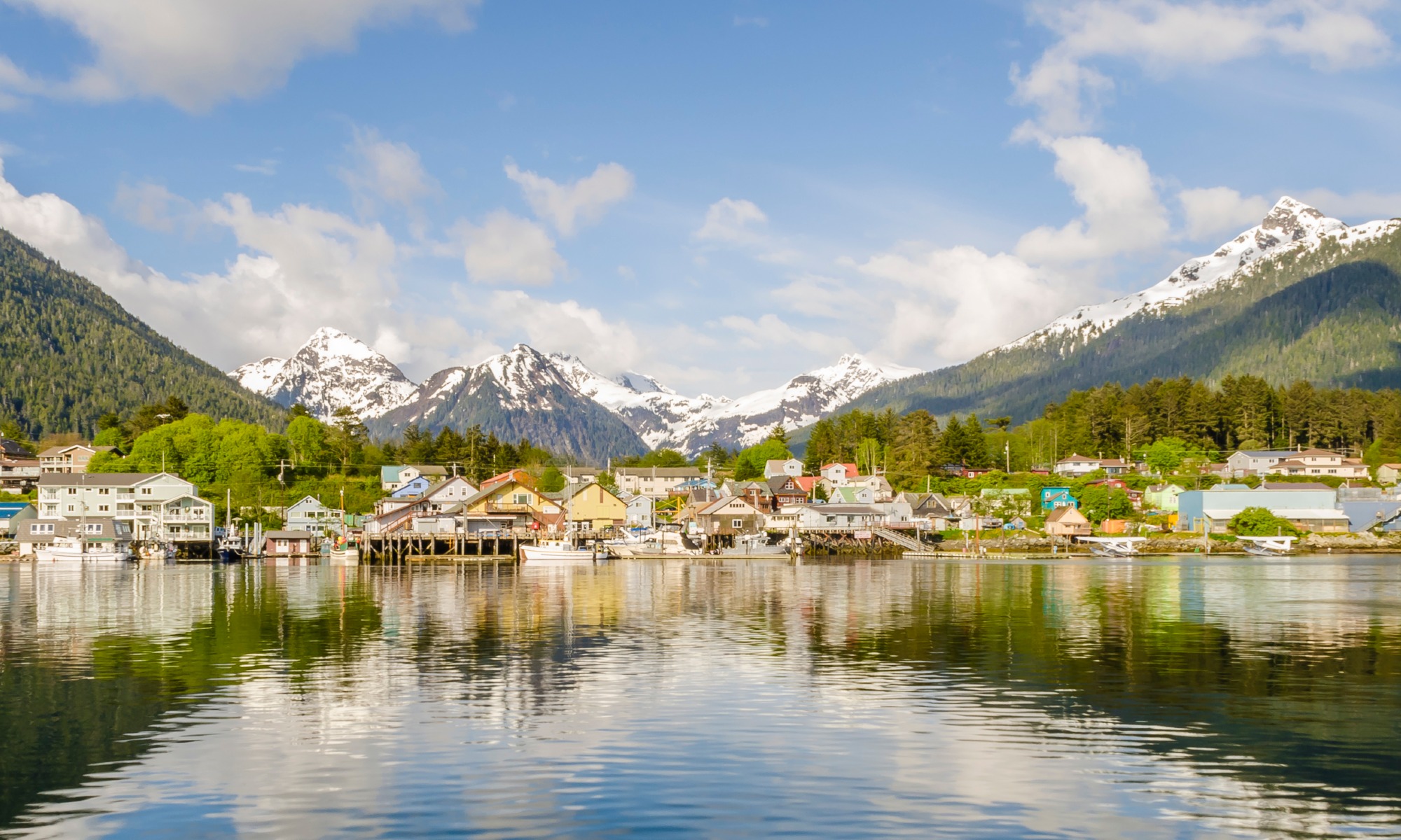 Historiske Sitka omgivet af vild og smuk natur