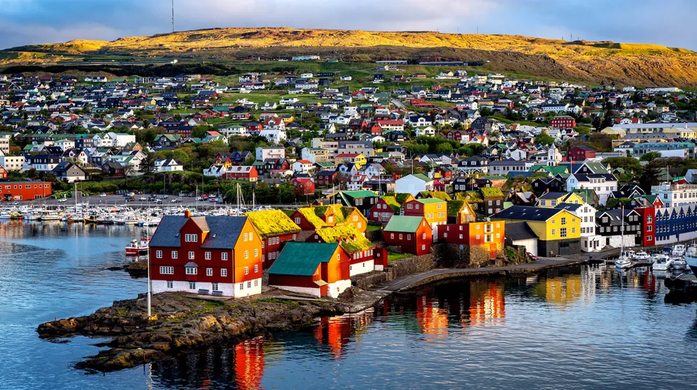 Vil du helst ha base i Tórshavn, eller vil du kjøre rundt til mange øyer? Vi kan hjelpe med alt