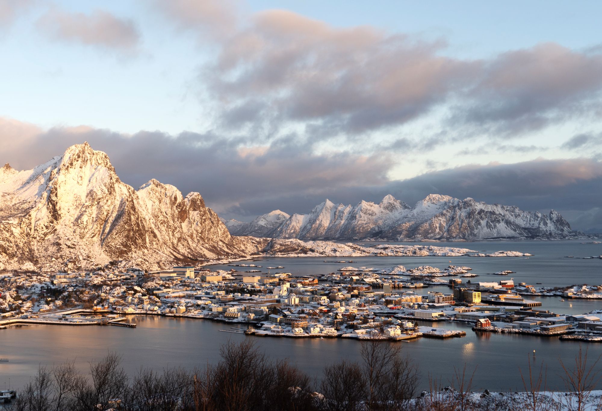 Vinterstemning i Svolvær, omgitt av Lofotens bratte, snødekte fjell | Foto: Christine Baglo/Hurtigruten