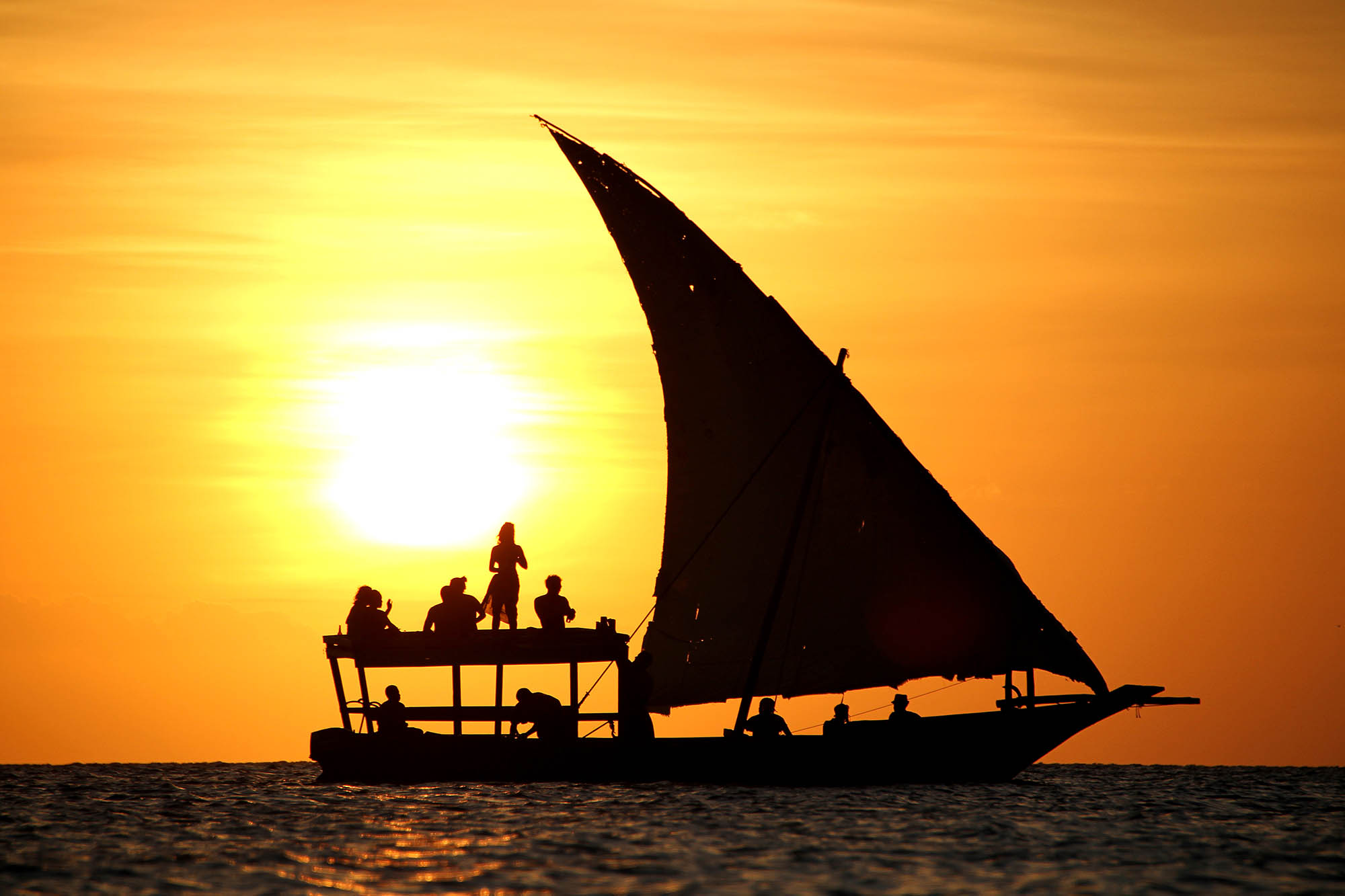  Dhow-båt i flott solnedgang langs Zanzibars kyst