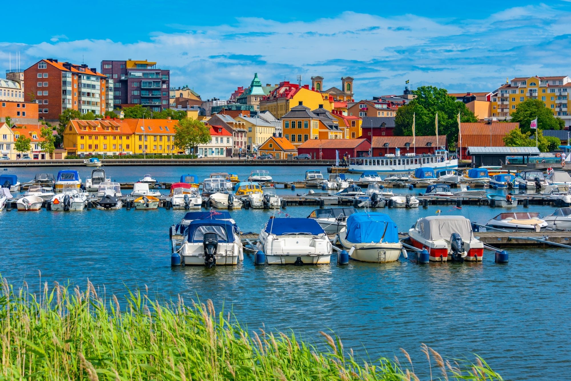 Karlskrona byr på vakre omgivelser der historiske bygninger møter hav og skjærgård