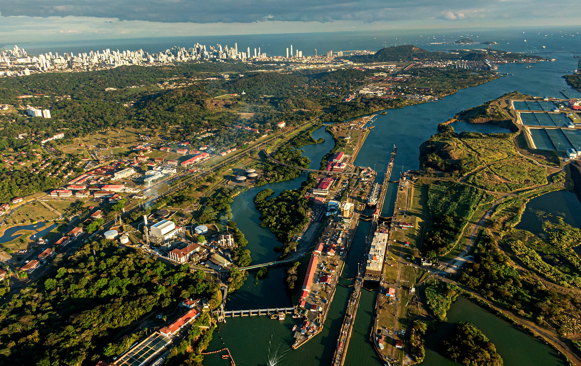 Miraflores-slusen ligger nær Panama by og er en av de to slusene som hever og senker skip på kanalen, som forbinder Stillehavet med Atlanterhavet