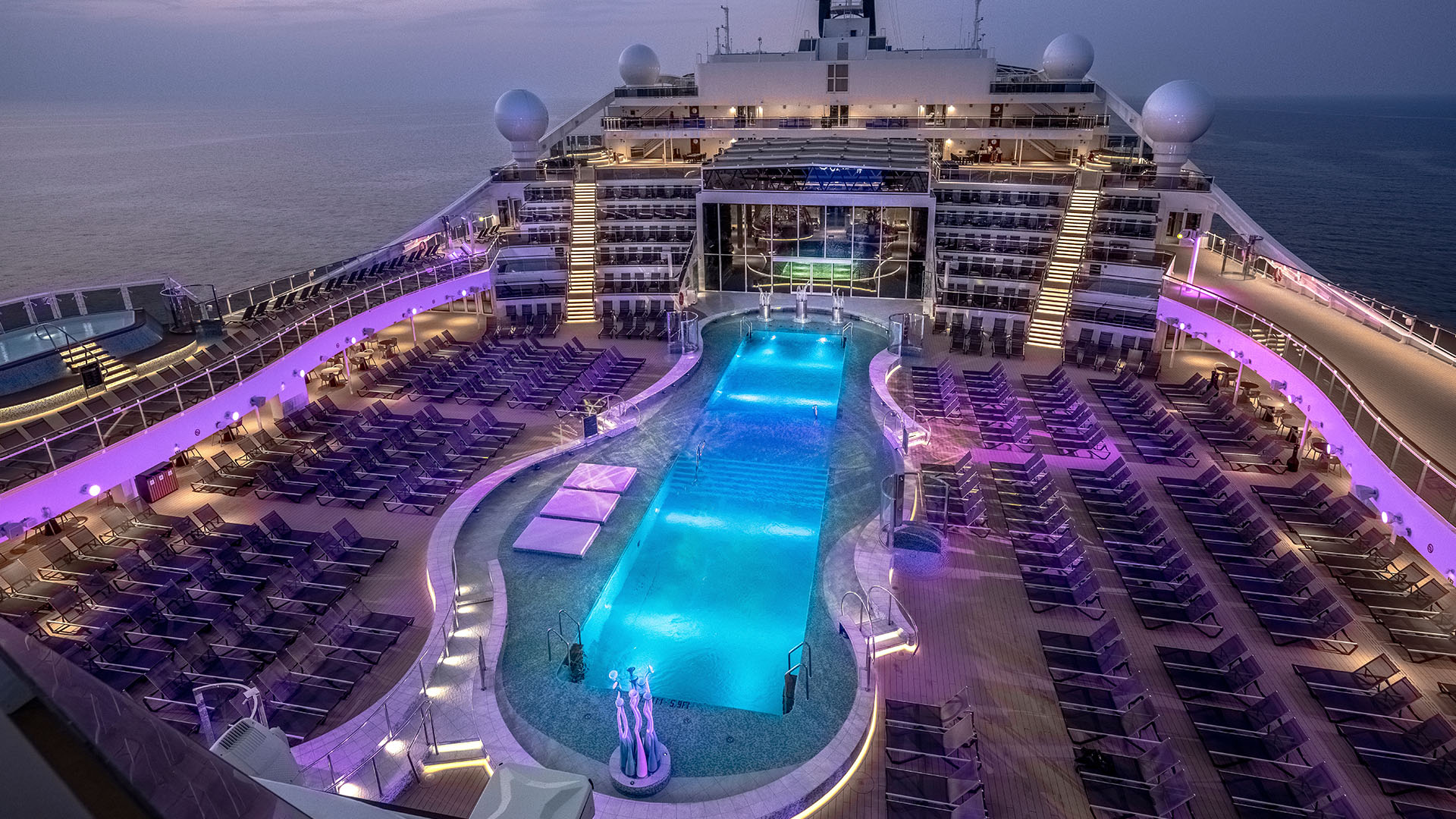 MSC World America har et stort, sentralt hovedbasseng, som er det perfekte stedet å nyte solen