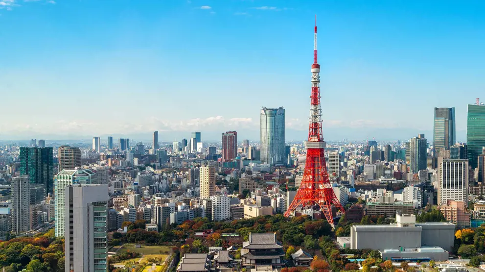Du kan gå opp i Tokyo Tower, eller du kan se det fra toppen av det enda høyere Tokyo Skytree