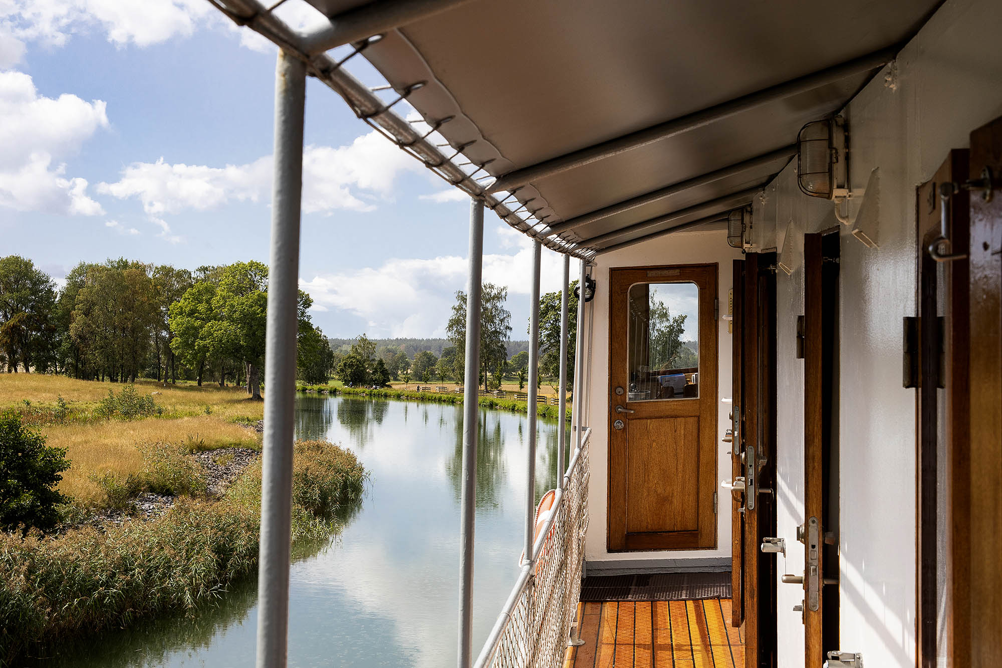 Utforsk skipet og se det vakre landskapet sakte forandre seg rundt deg