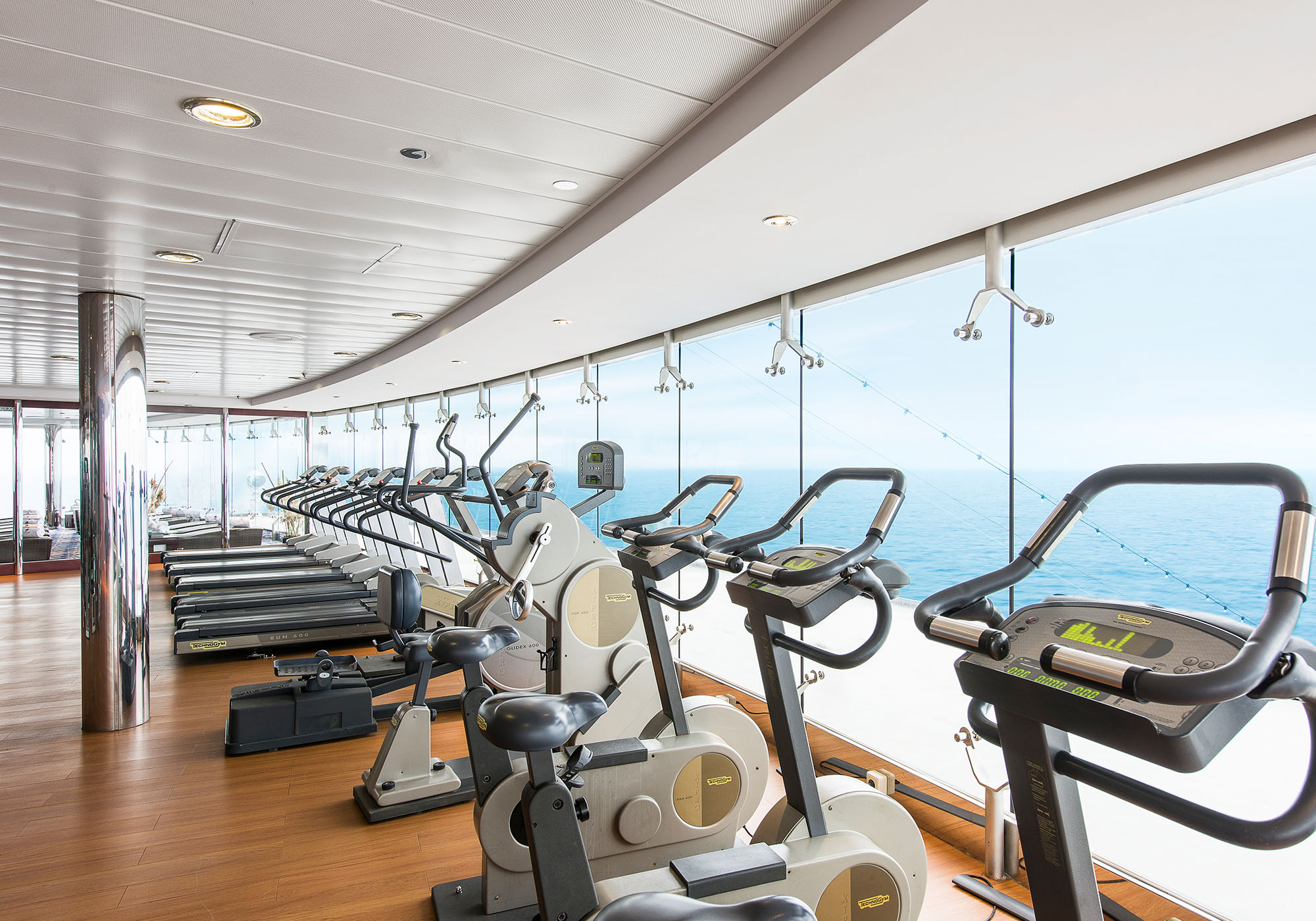 Hold deg aktiv om bord, med moderne treningsfasiliteter