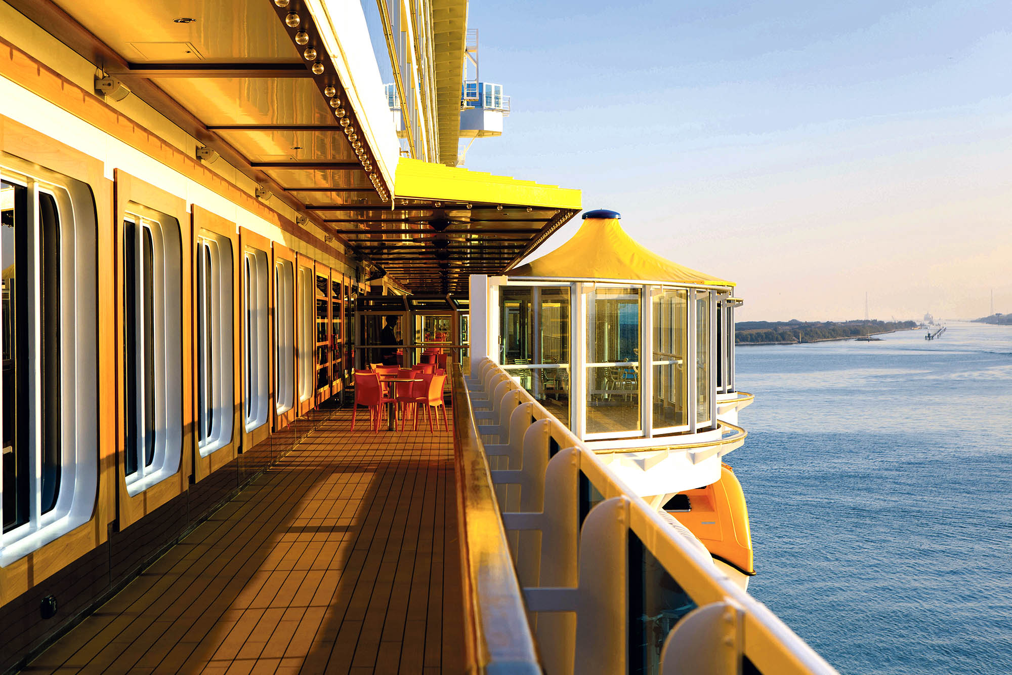 Om bord på Costa kan dere nyte fantastiske fasiliteter og solnedganger