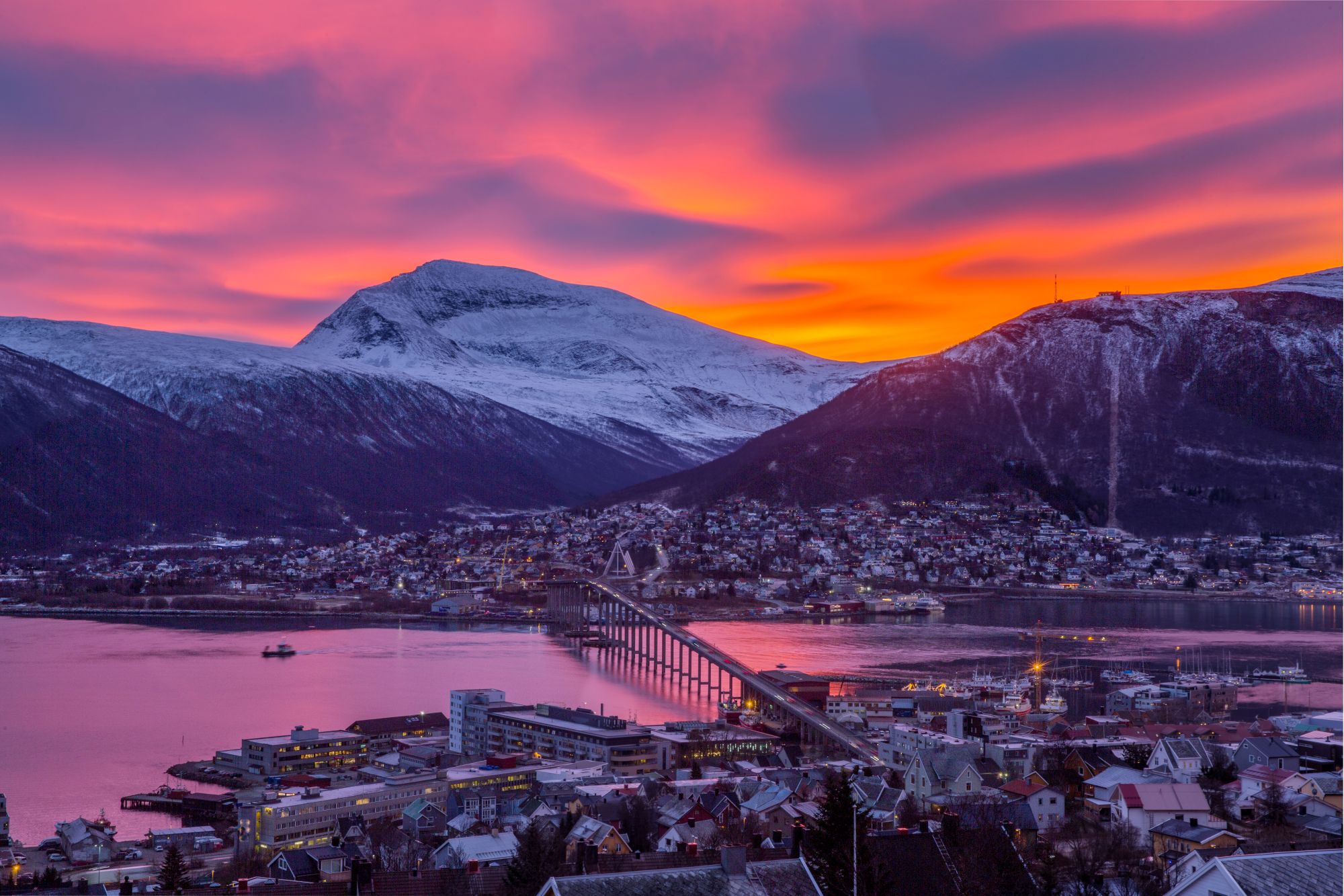 Utsikt over Tromsø med snødekte fjell i bakgrunnen | Foto: Yngve Olsen/Hurtigruten