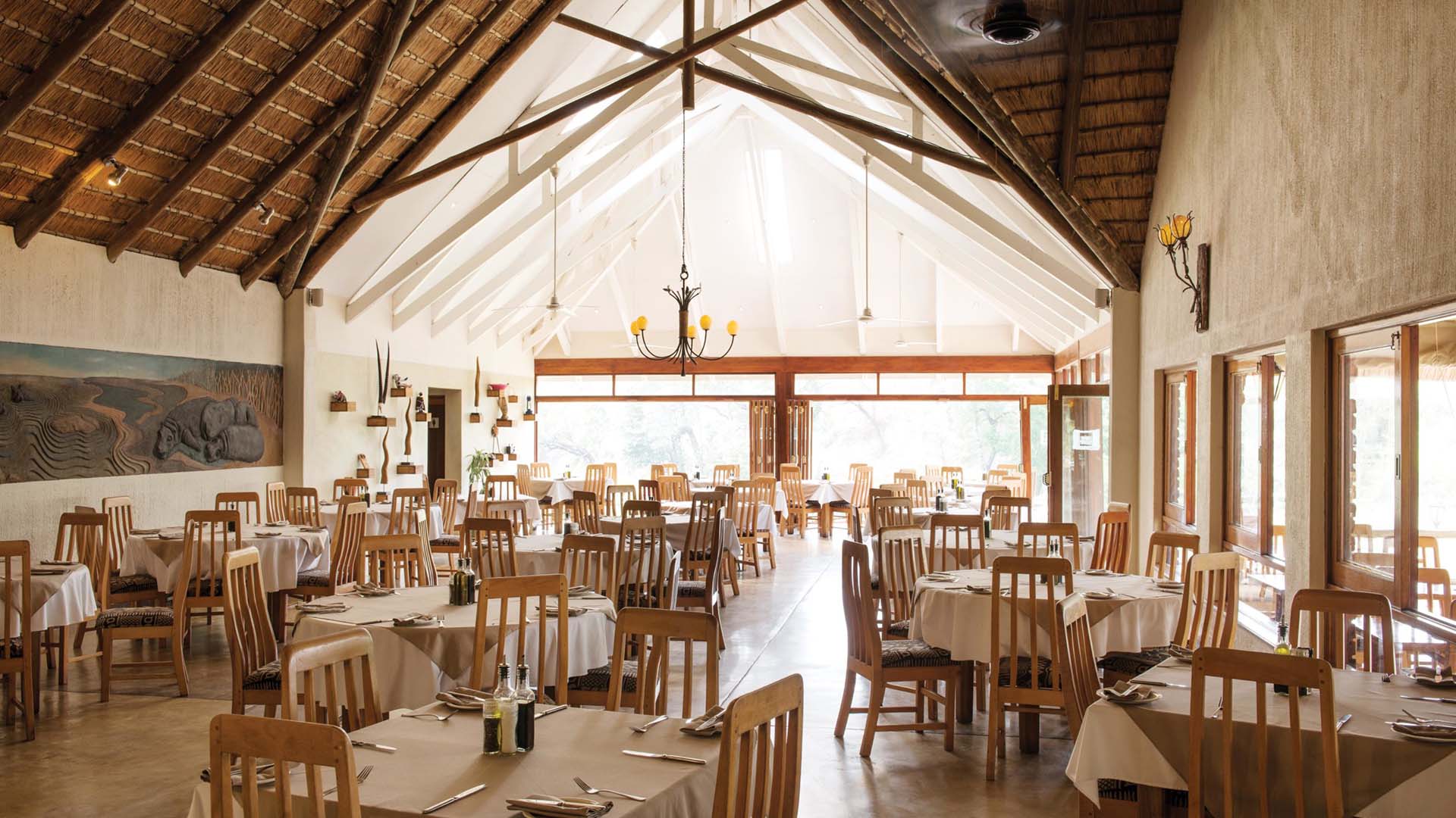 Hotellets restaurant, hvor måltidene nytes høyt under taket