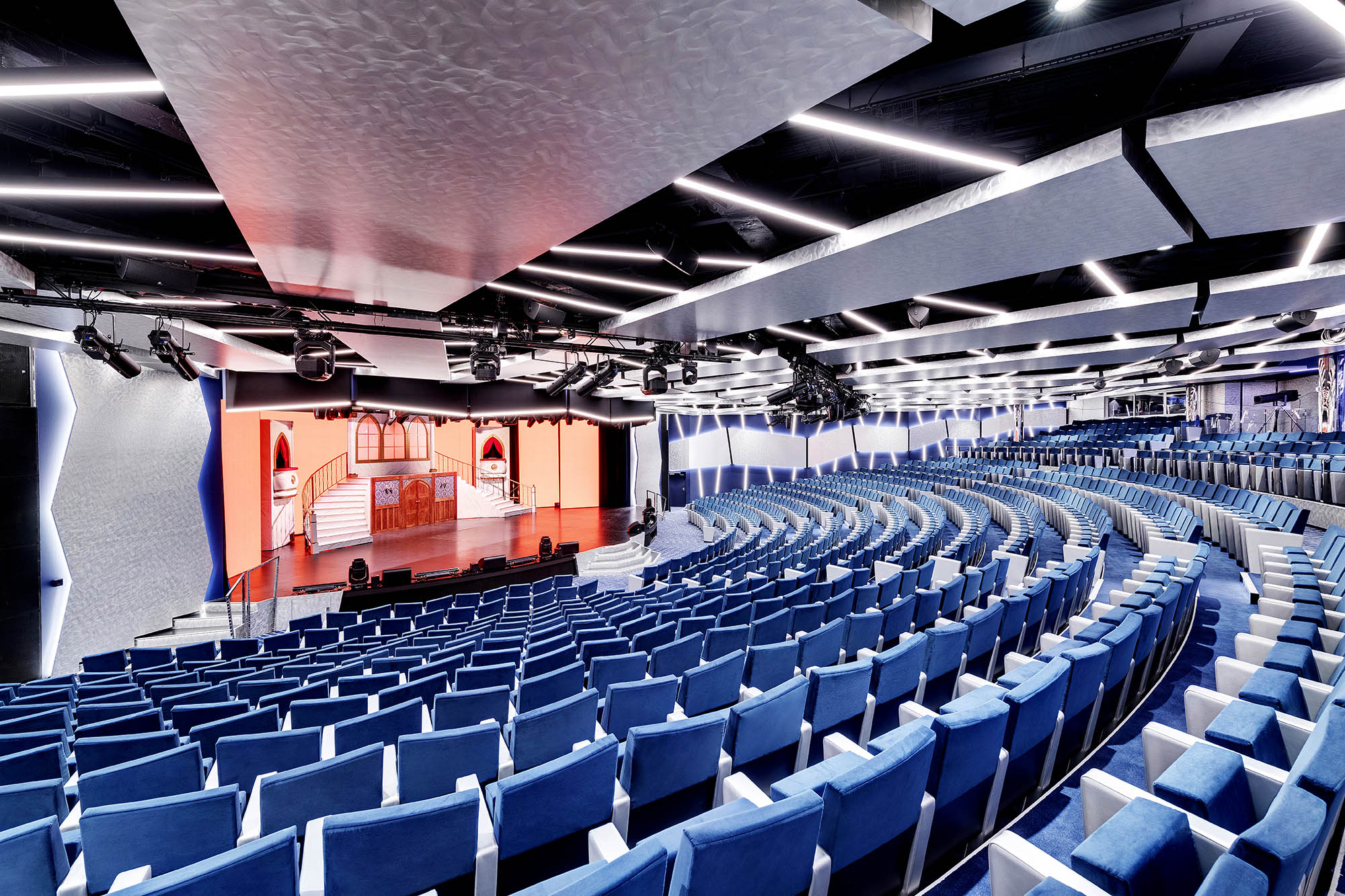 Teateret er kjent for kvalitets forestillinger, som inkluderer live show med imponerende scenografi, musikk og dans