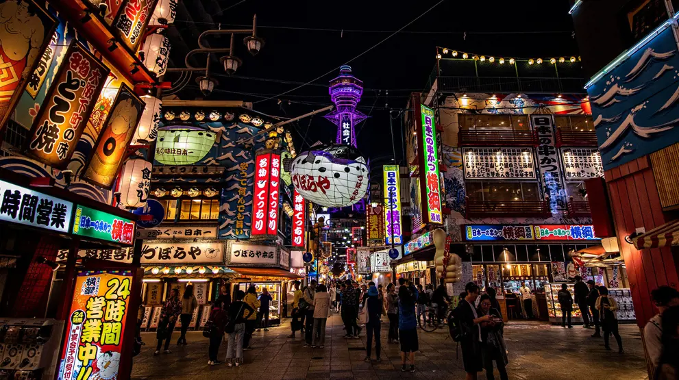  Dere besøker Osaka som er kjent for sin spennende matscene og livlige natteliv