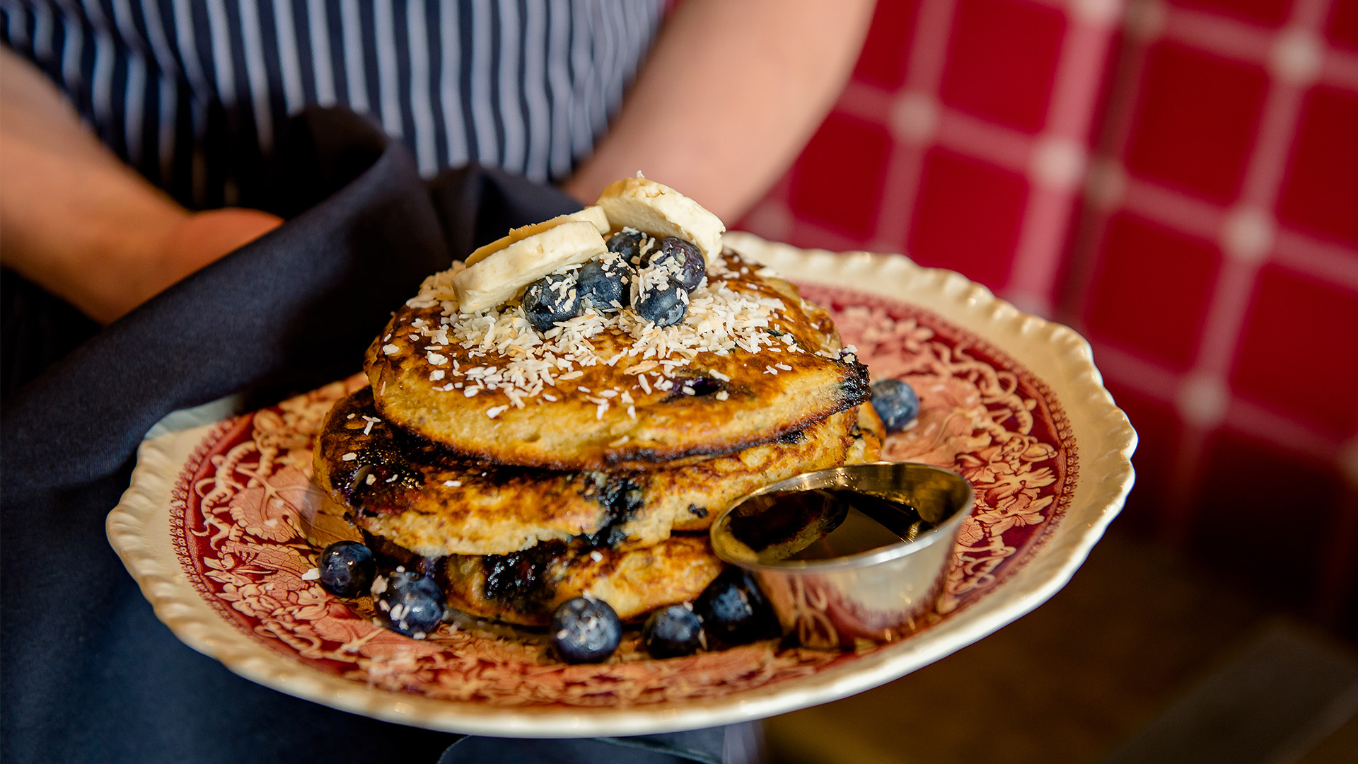 Pannekaker med lønnesirup er et populært valg til frokost. Foto: Orange Girl Photographs