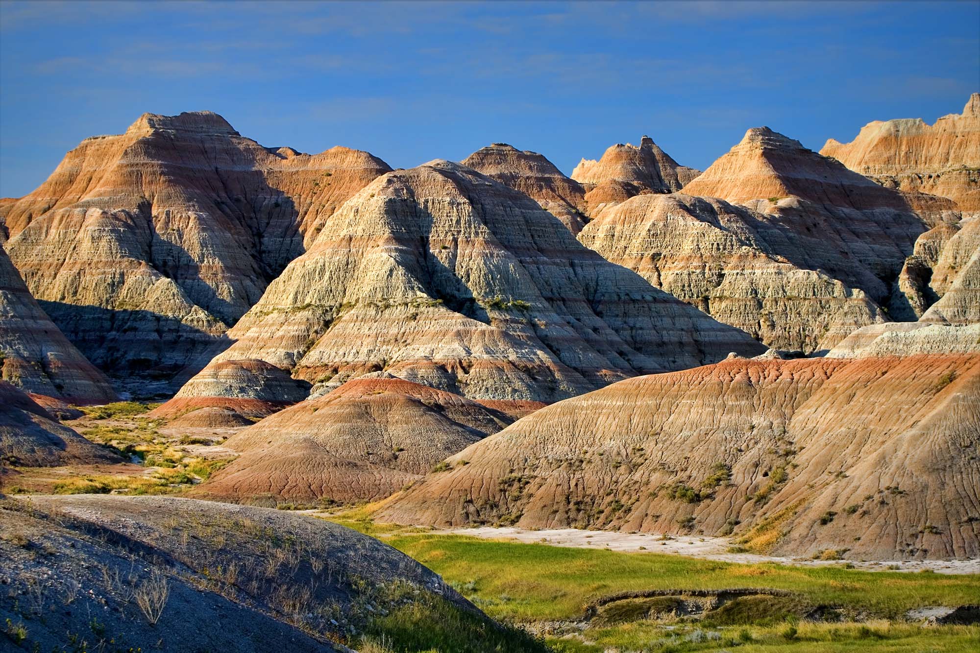 I nasjonalparken vil du se ulike bergarter i forskjellige farger - Reiser til Badlands National Park og Black Hills