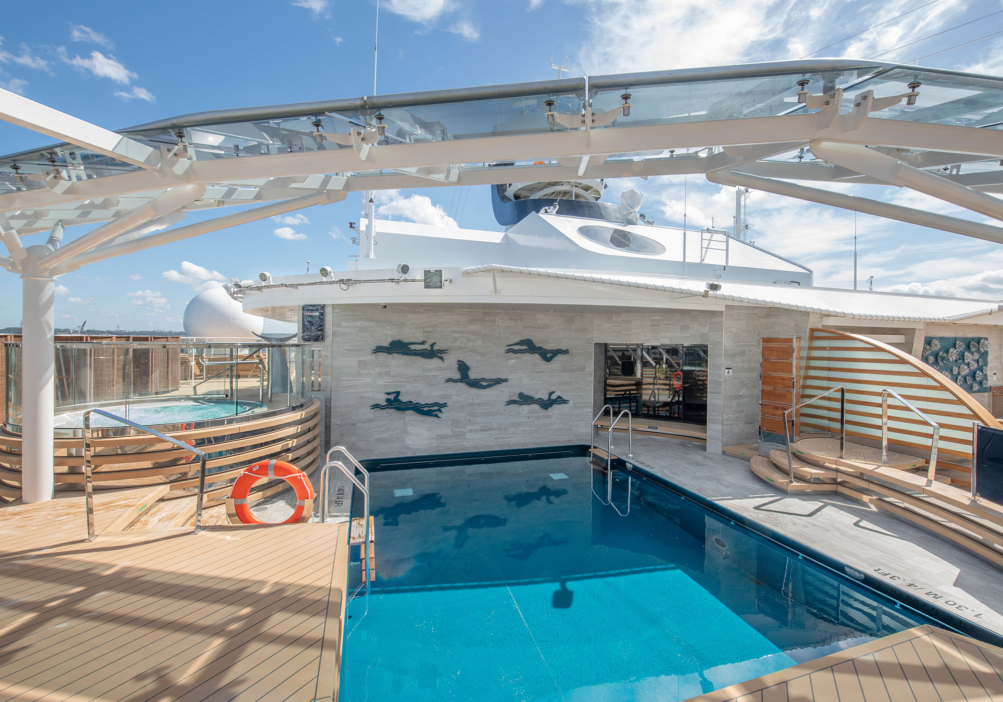 MSC Yacht Club-bassengområdet på MSC Virtuosa er en del av den eksklusive MSC Yacht Club-opplevelsen