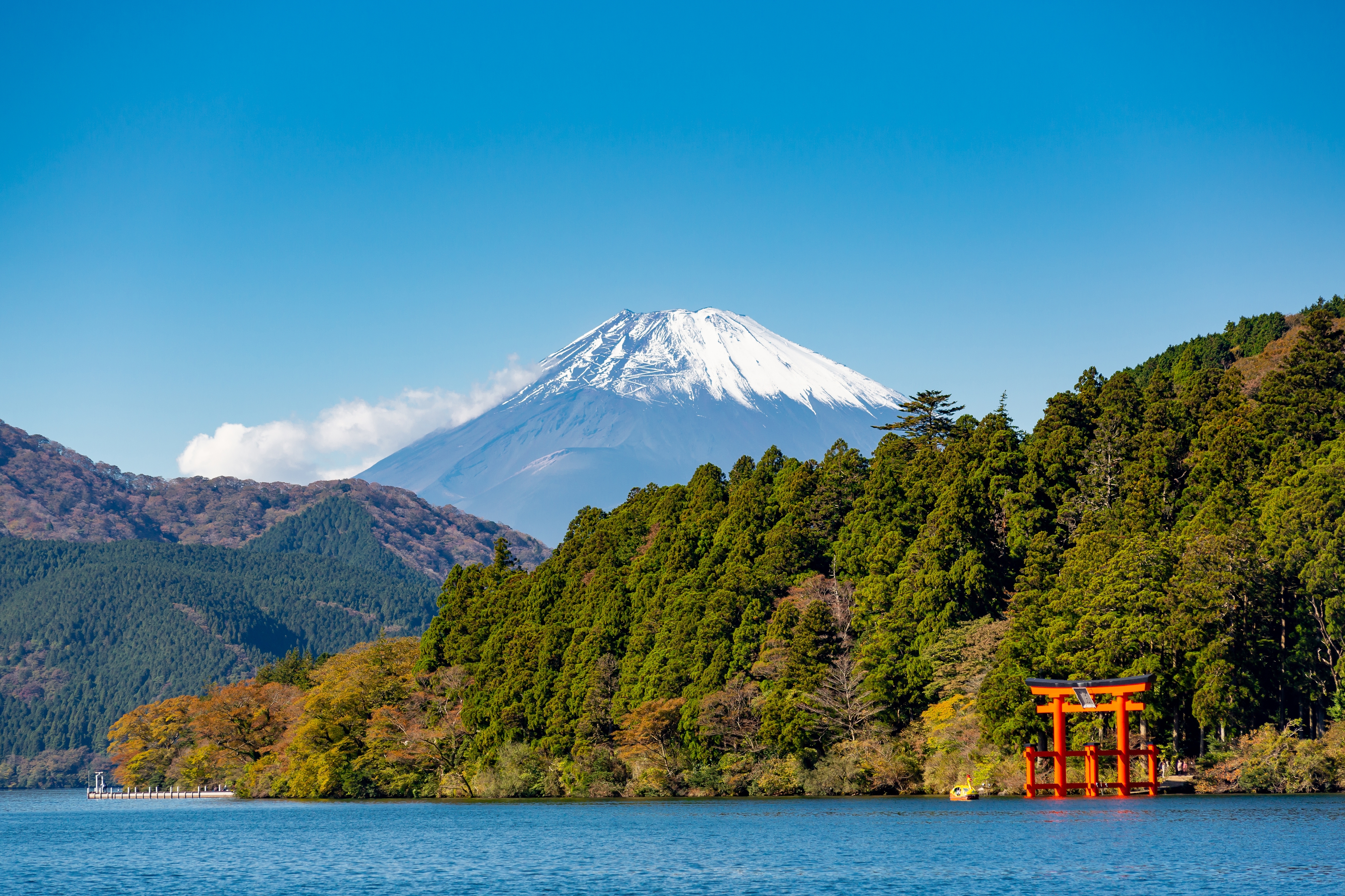 Høstfarger ved Lake Ashi med utsikt mot Mount Fuji i bakgrunnen