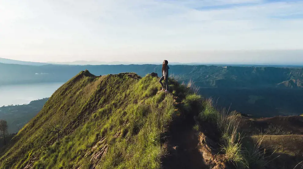  Er du klar for en fysisk utfordring, kan du vandre til toppen av vulkanen Mount Batur