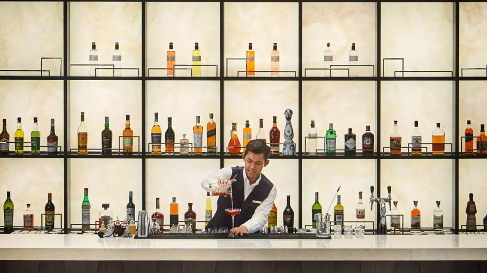 Om bord på Explora I finner du barer med et utvalg av smakfulle drinker, champagne og cocktailer