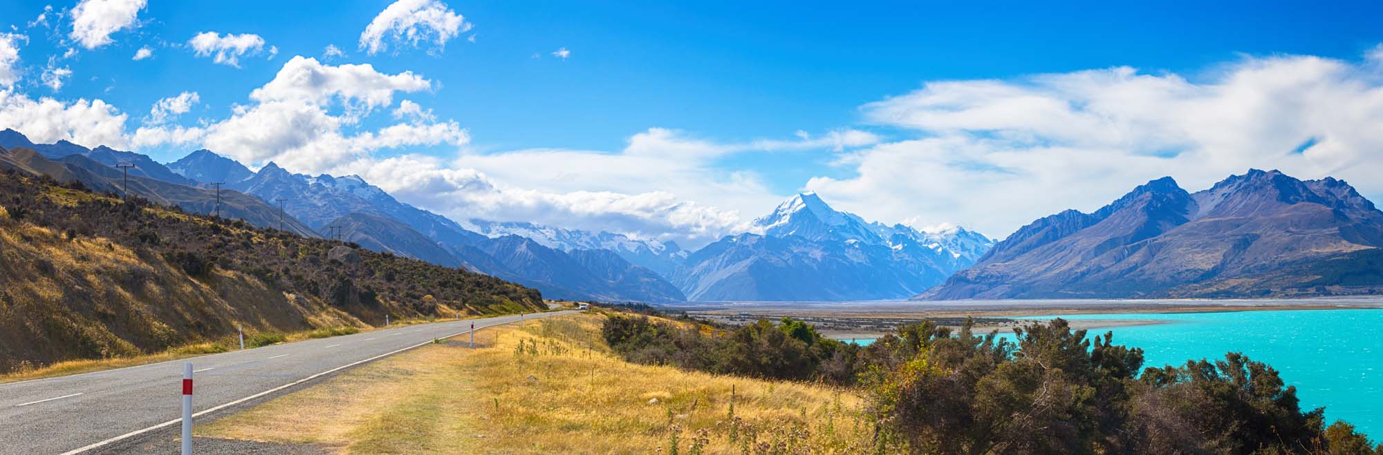 Mount Cook med Lake Pukaki. Veien fører til Mount Cook Village - Bilferie på New Zealand