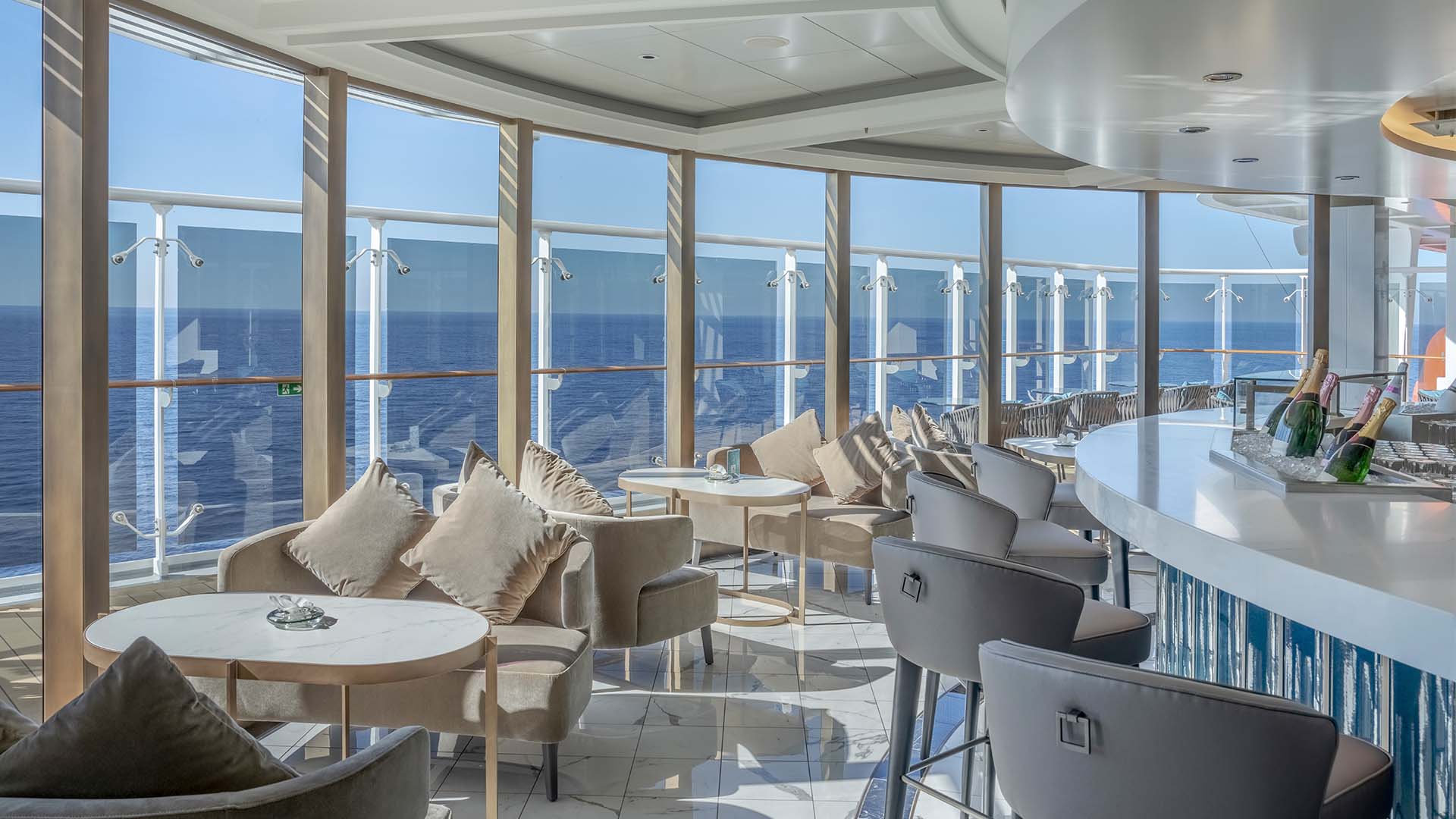 Nyt et kaldt glass champagne med utsikt på Fizz – Champagne Bar