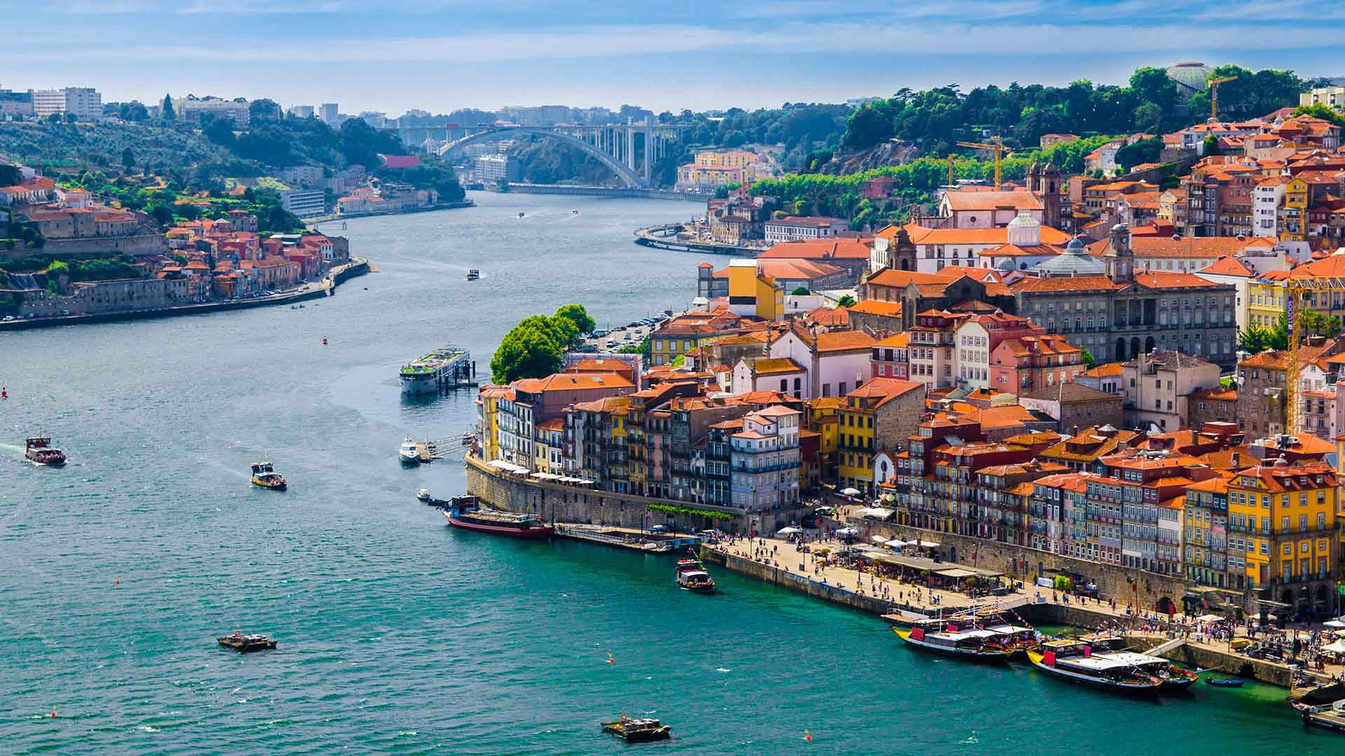 Besøk Porto, hvor historiske gater, fargerike bygninger og portvinsproduksjonen møtes