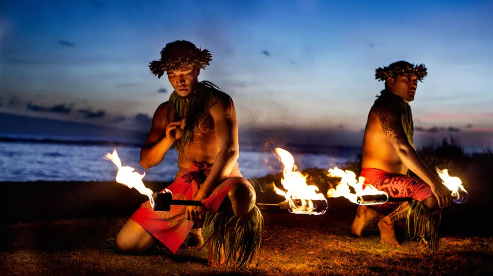 Opplev den polynesiske kulturen til en "luau", en fest med lokal mat, musikk og show