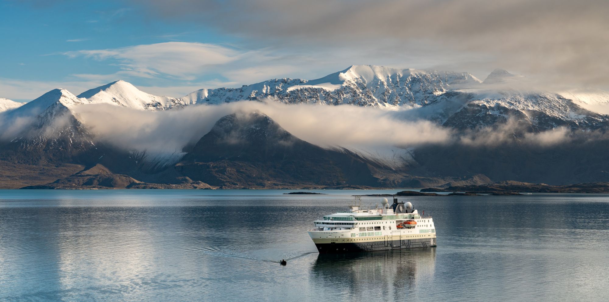MS Fram i det arktiske landskapet | Foto: Yuri Choufour