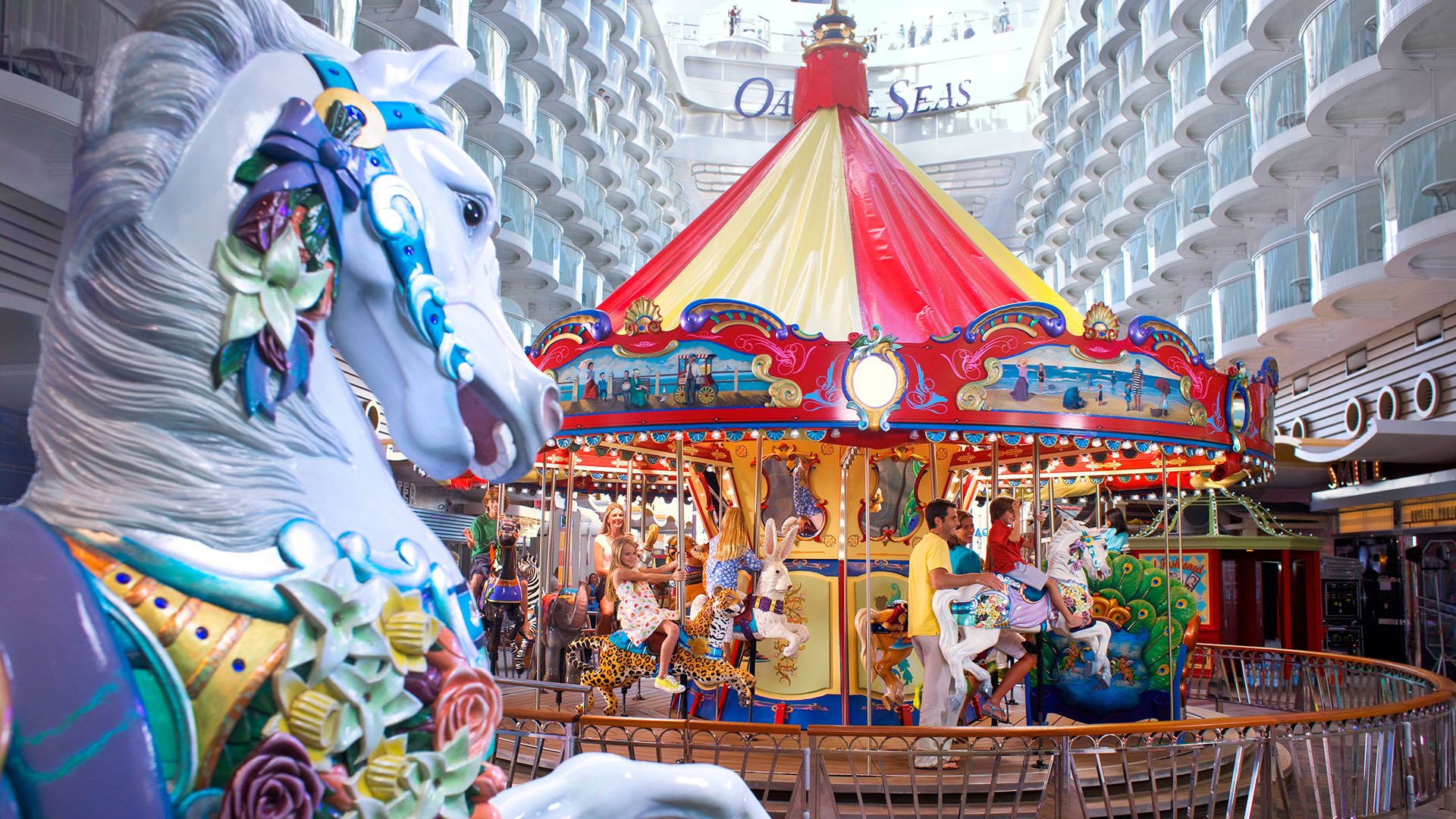 Opplev underholdning i verdensklasse og spennende aktiviteter for hele familien om bord på Harmony of the Seas