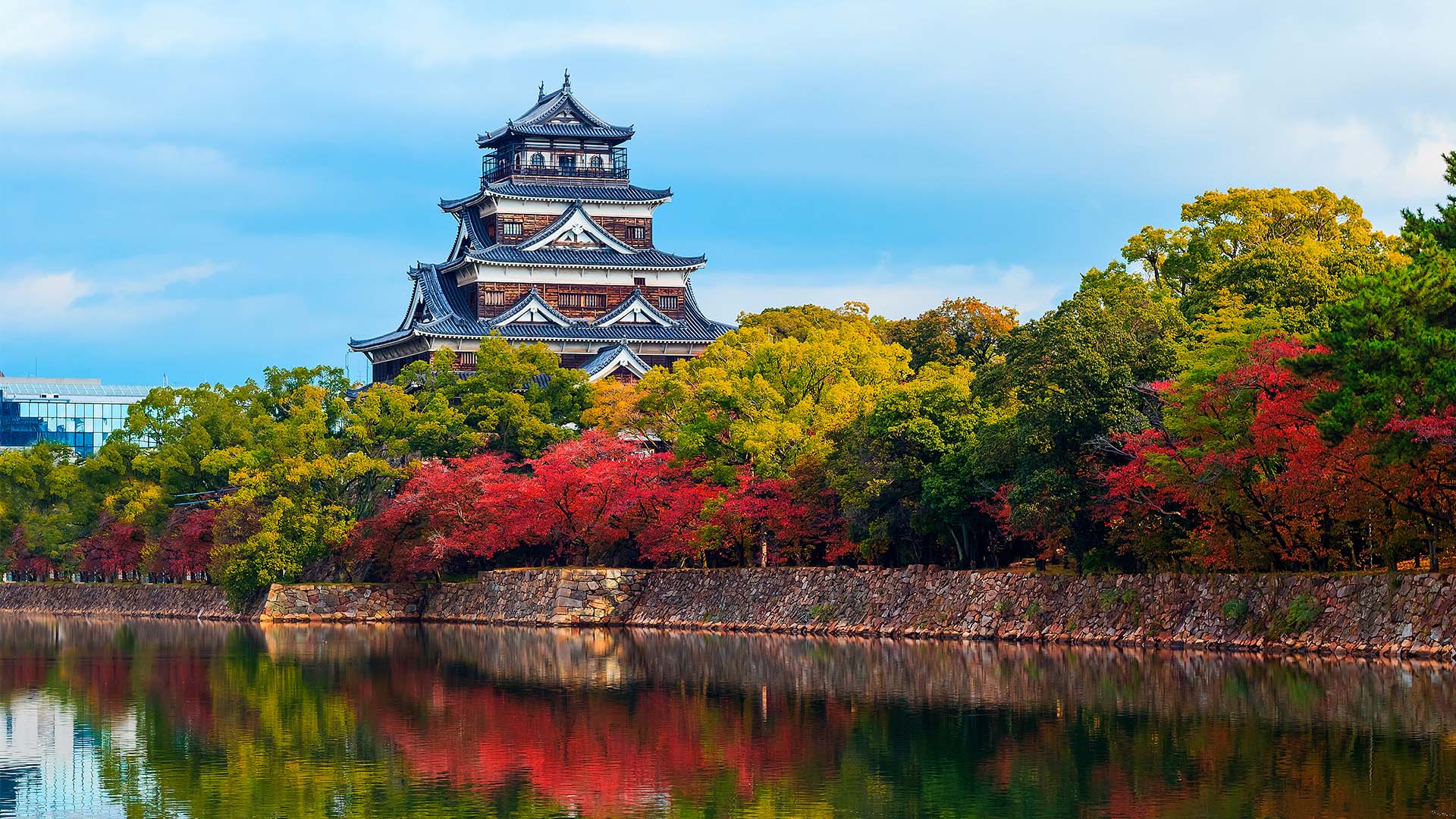Hiroshima Castle er et vakkert syn, især når det fem etasjer høye tårnet speiler sig i elven