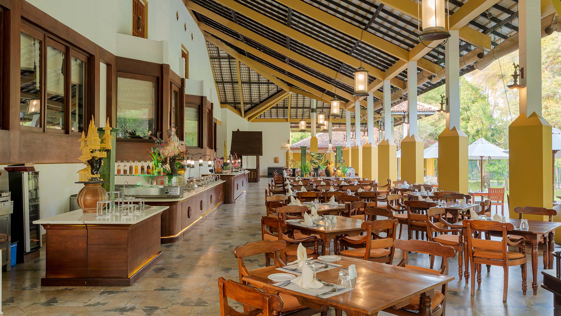 Spis i restauranten med naturens lyder i bakgrunnen