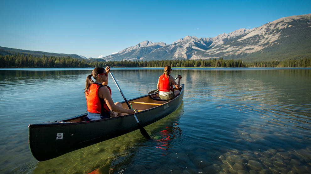 Å padle kano er en fantastisk måte å utnytte Canadas natur på