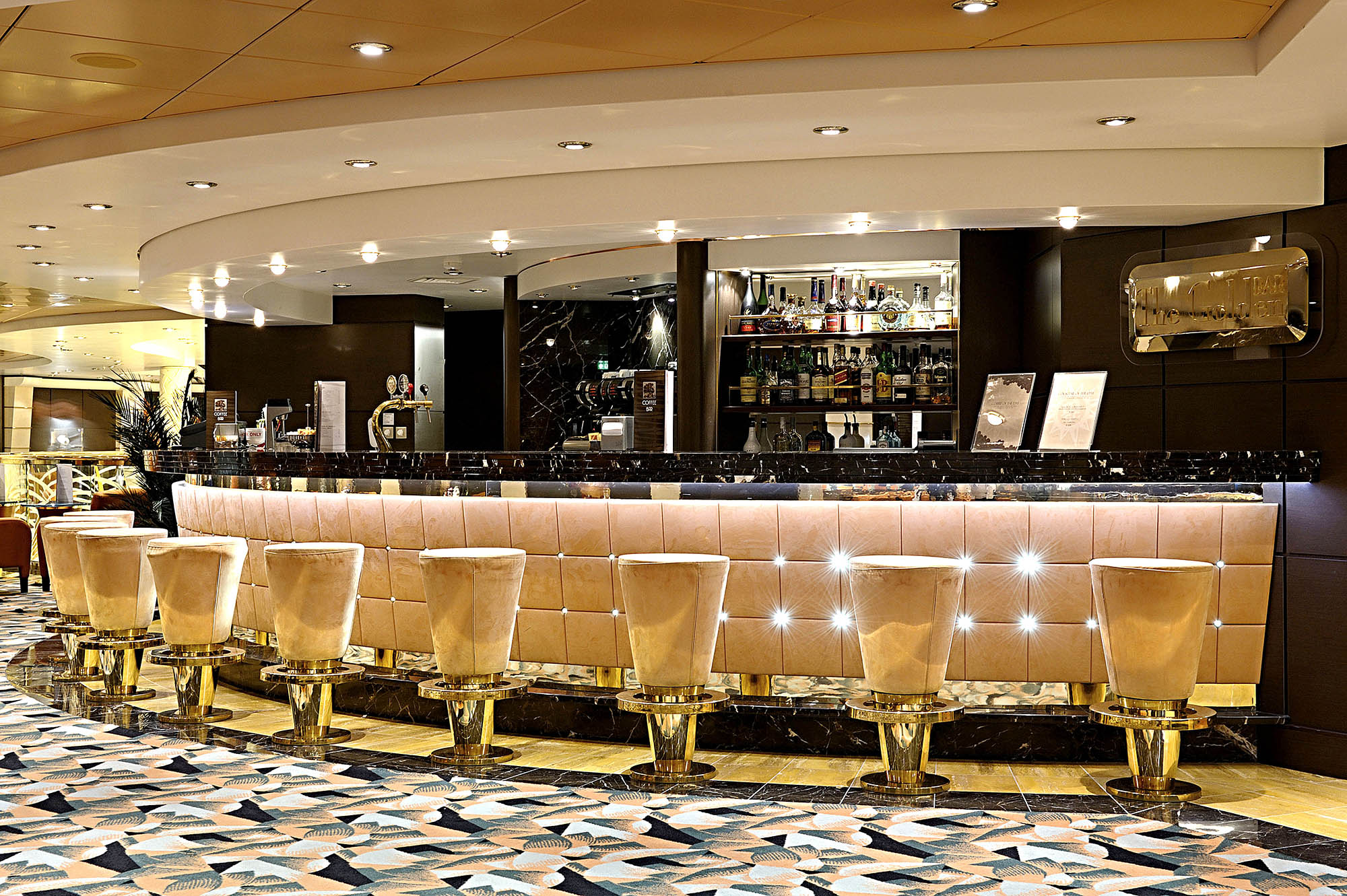 The Golden Bar er en elegant og luksuriøs bar med utvalg av cocktails, vin, champagne og andre drikkevarer