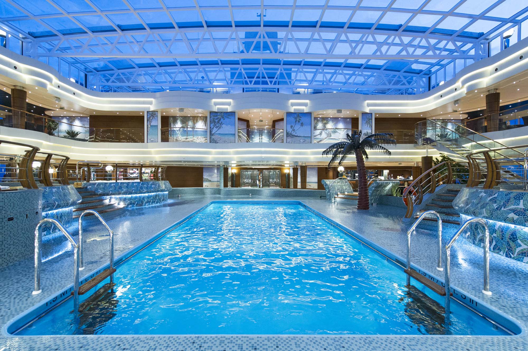 MSC Preziosa har et imponerende bassengområde med et tak som kan åpnes og lukkes, avhengig av værforholdene