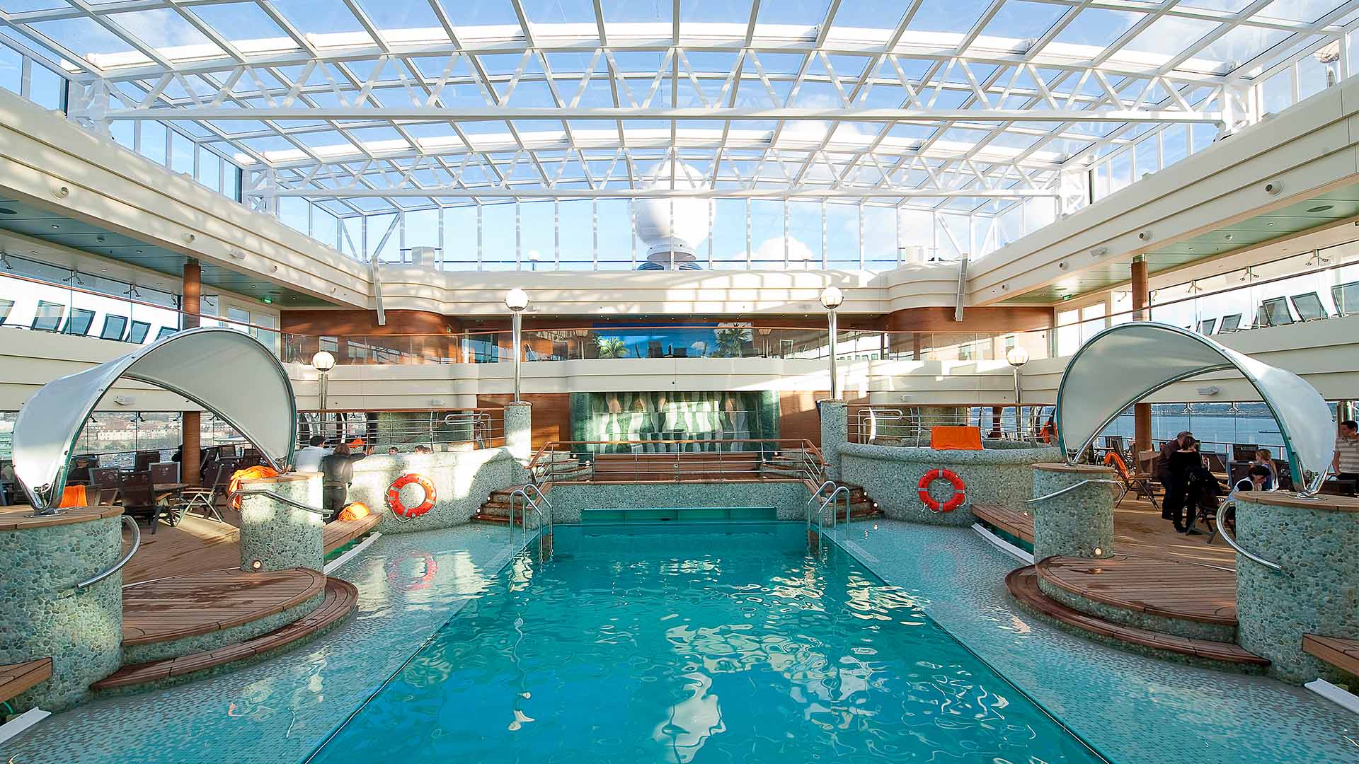 La Grotta Azzurra – et lyst og innbydende innendørsbasseng på MSC Magnifica