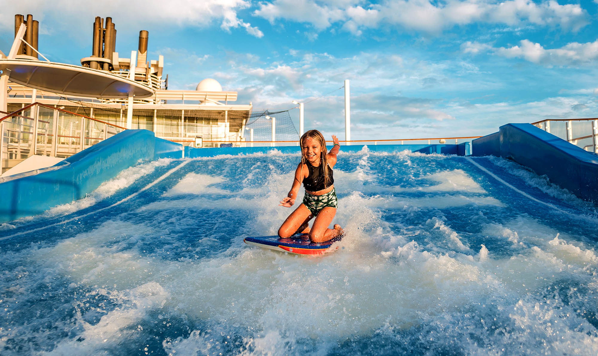 Prøv FlowRider, en morsom og energisk aktivitet