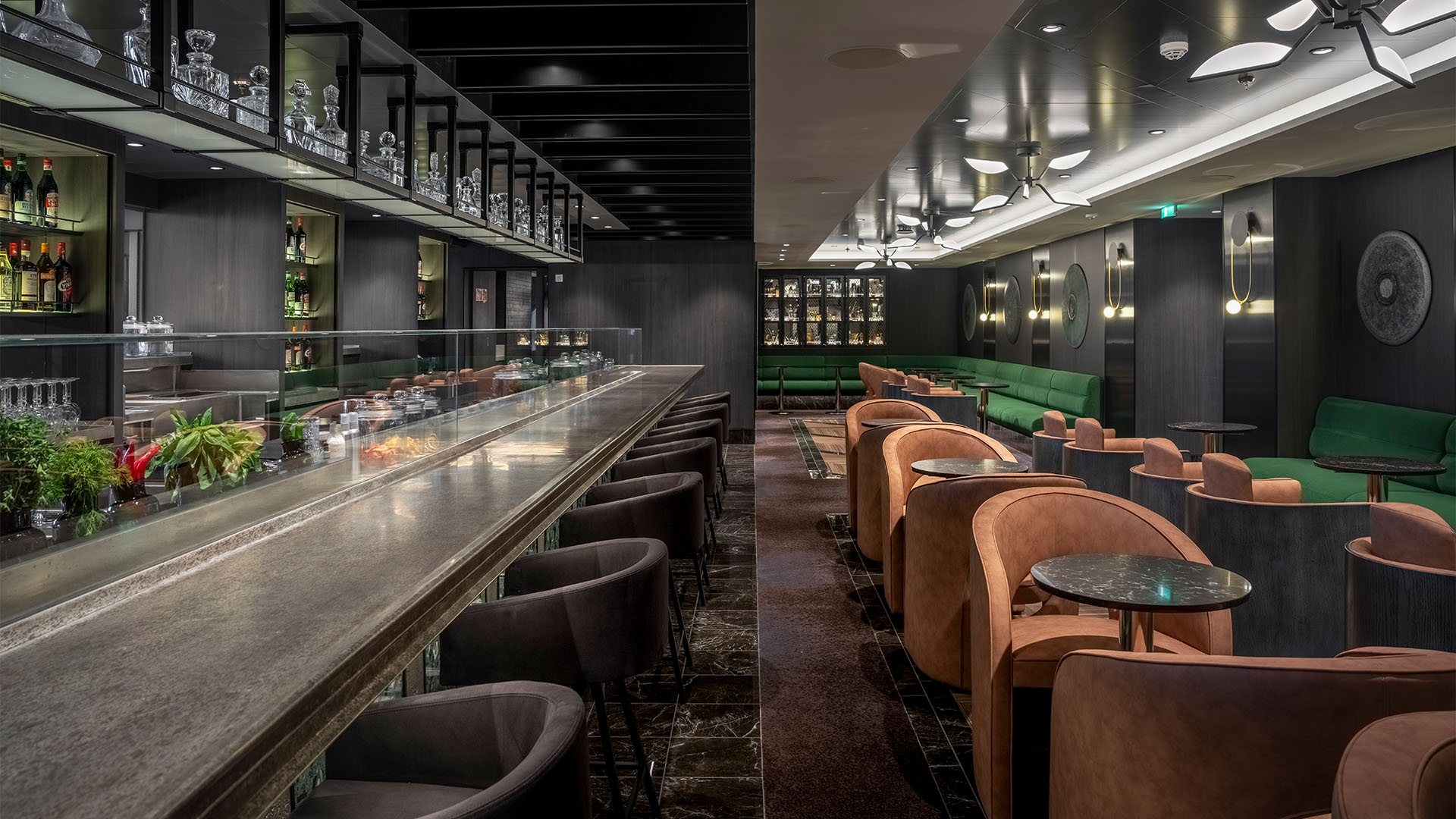 Prøv en signaturcocktail i den eksklusive mixology-baren, Elixir