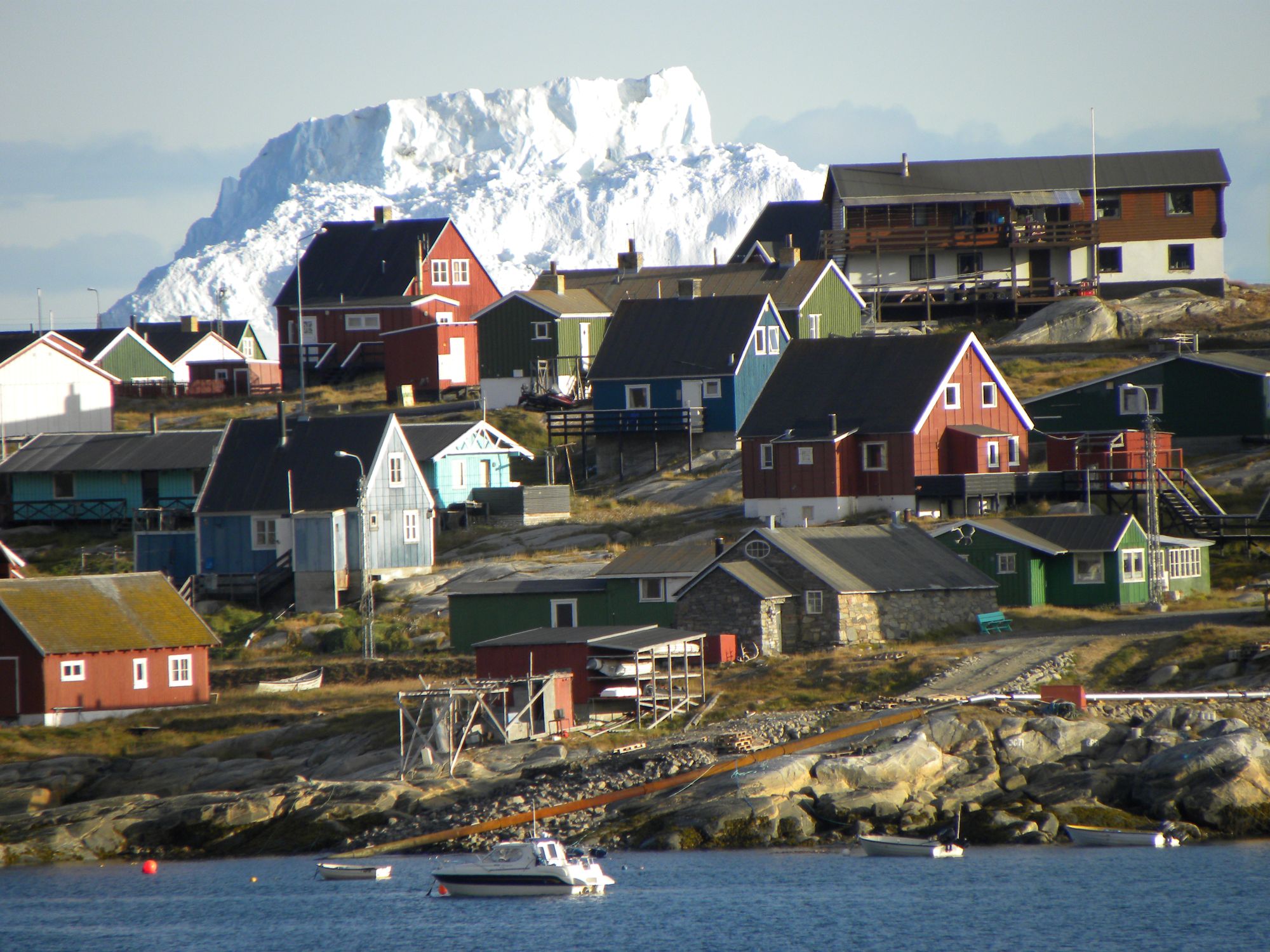 Qeqertarsuaq ligger vakkert mellom havet og Diskoøyas dramatiske landskap på Vest-Grønland