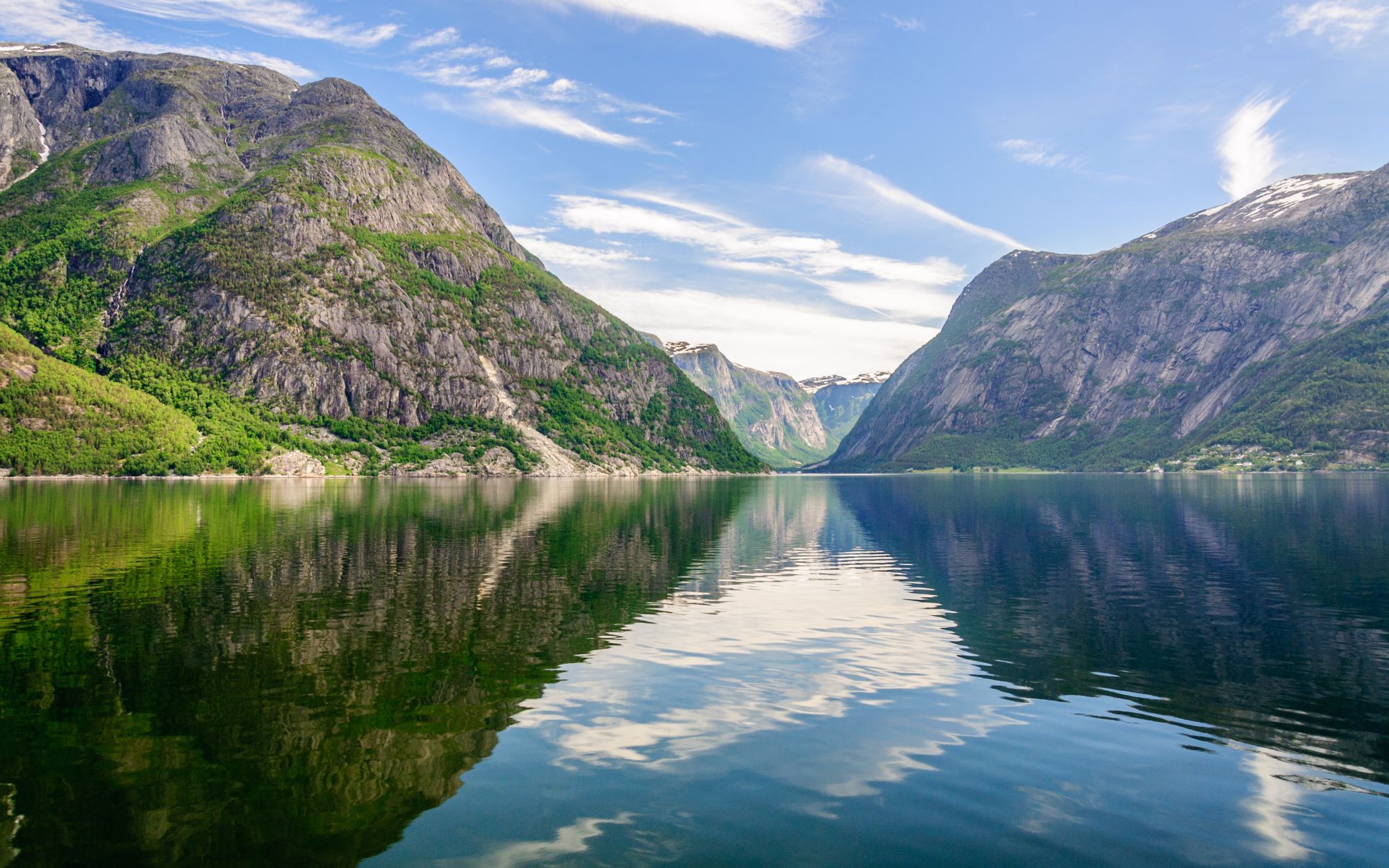 Se Hardangerfjorden omgitt av vakre fjell