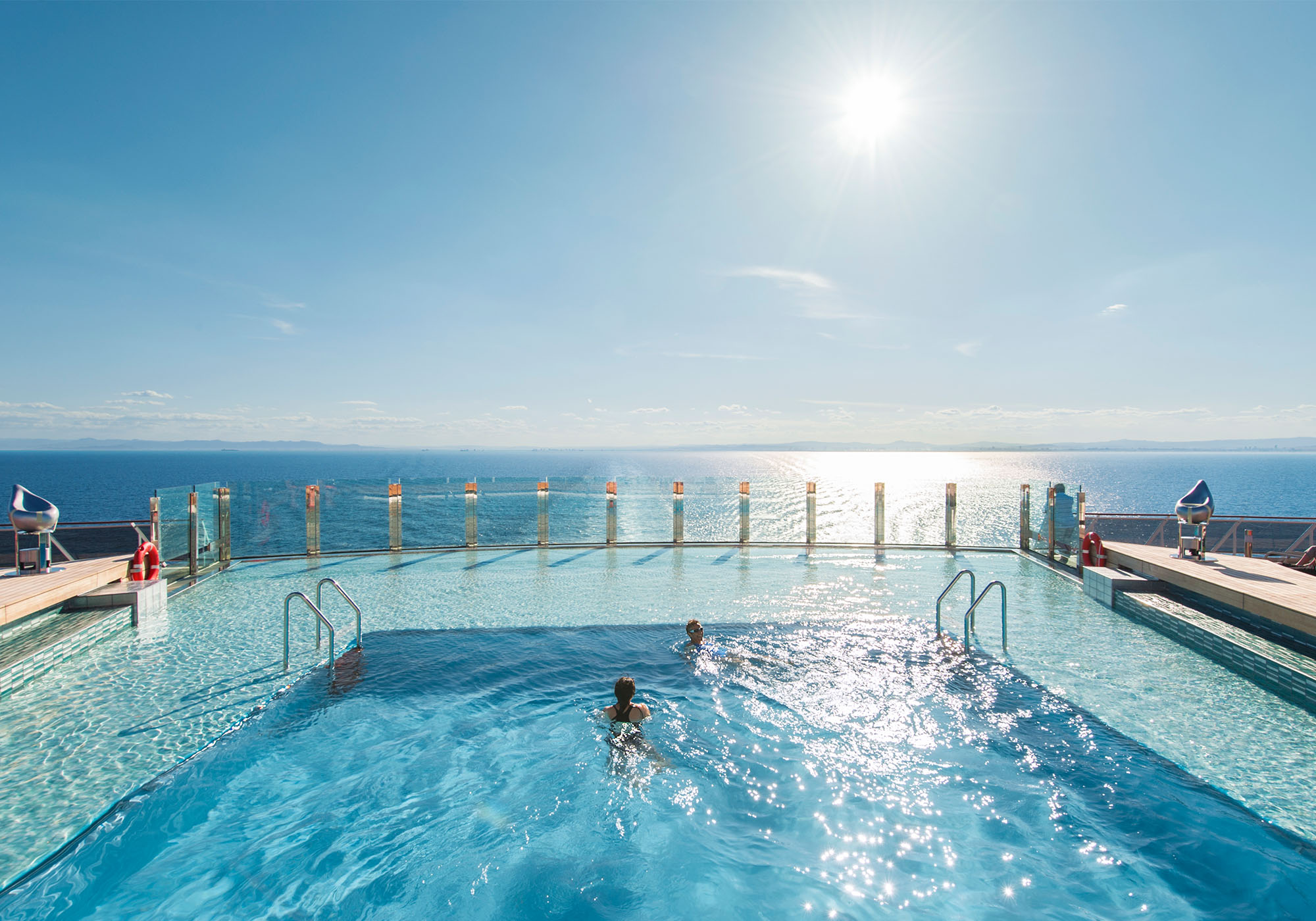 Skipet har mange flotte svømmebasseng