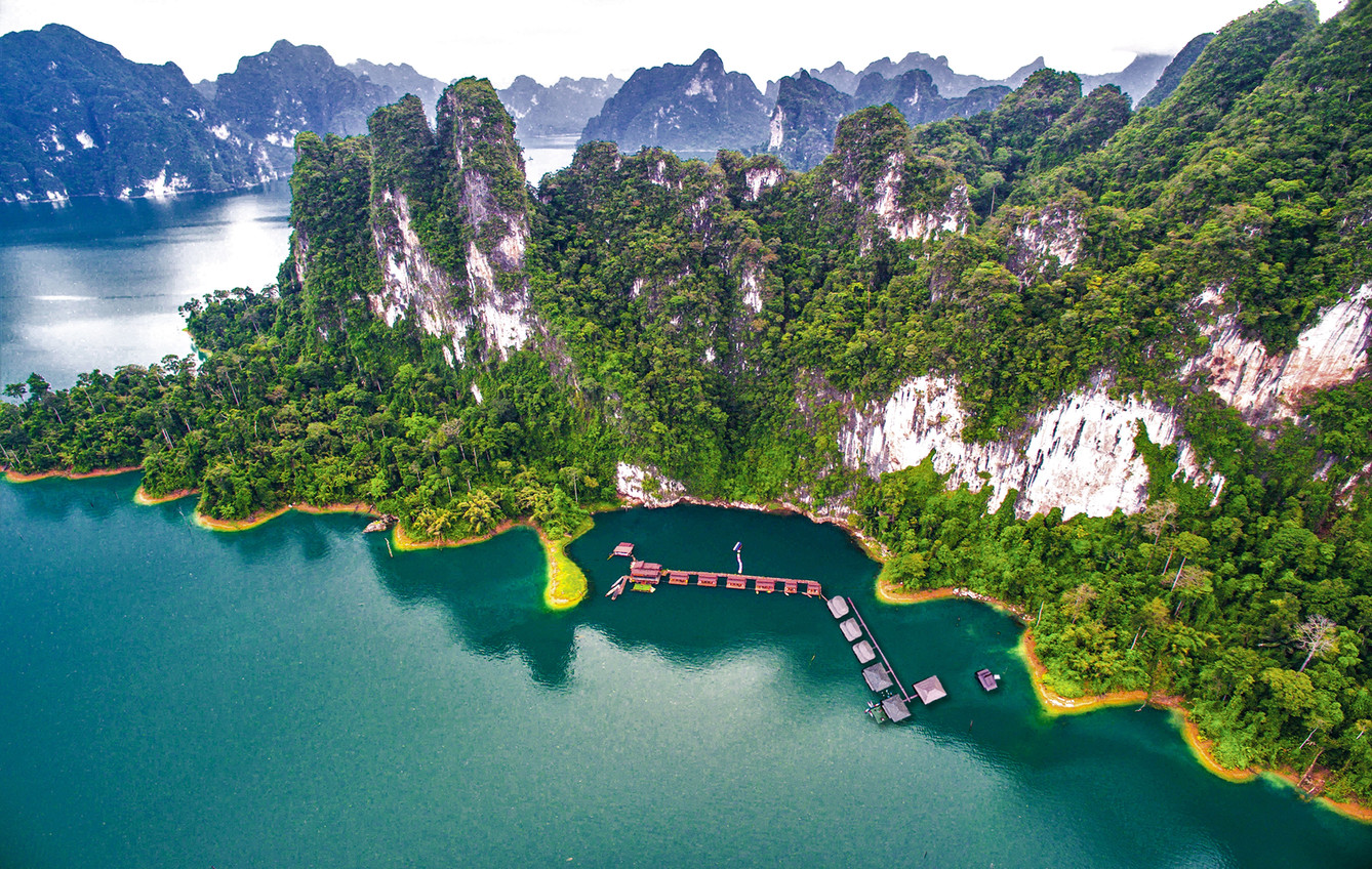 The Greenery Panvaree Floating Resort ligger omgitt av kalksteinsklipper i Khao Sok National Park