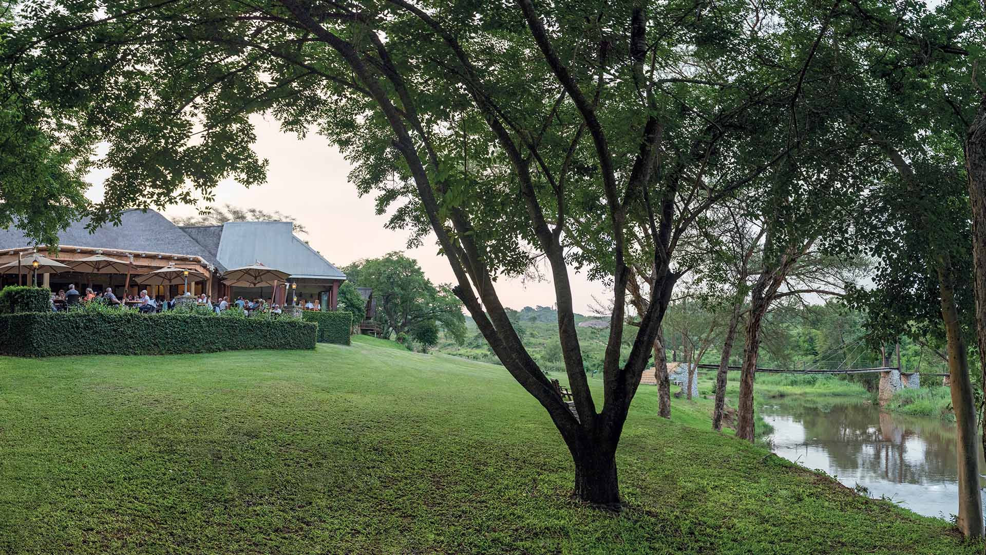 Hotellet ligger ned mot elven, hvor man kan være heldig å se dyrelivet