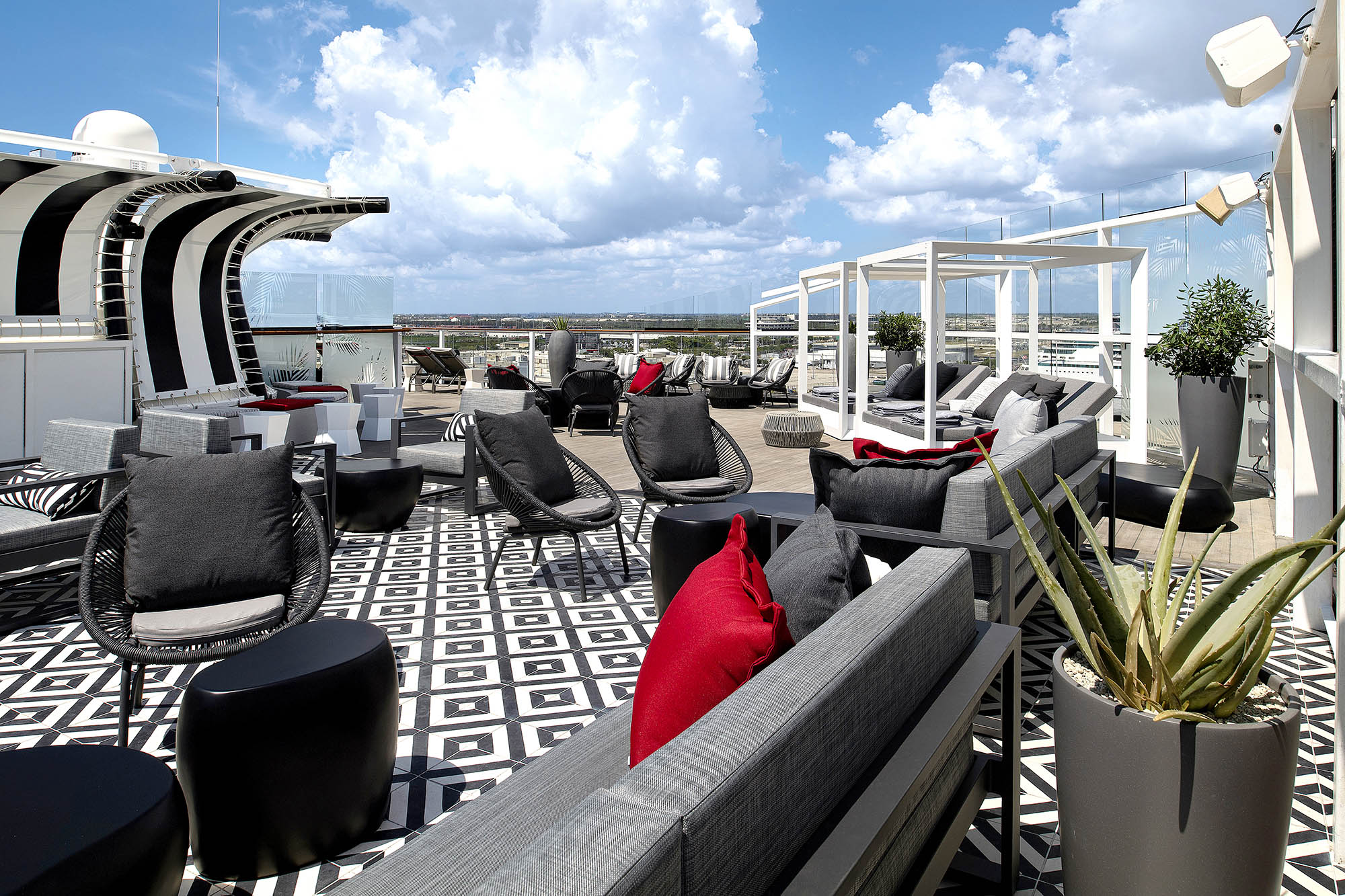 The Retreat Sundeck er et luksuriøst område designet for avslapning og velvære