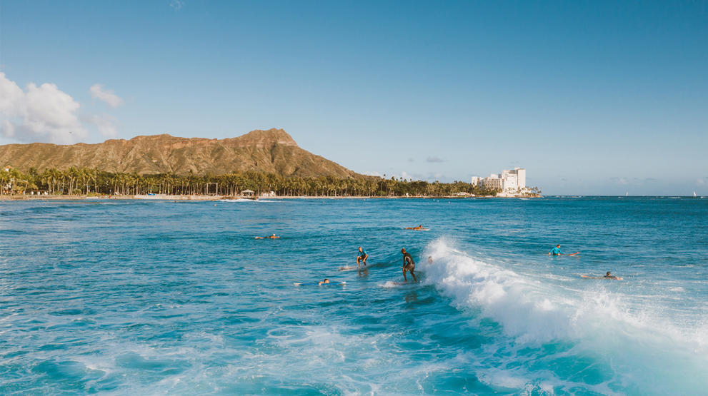 Hvis du reiser til Hawaii, bør du vurdere å prøve surfing