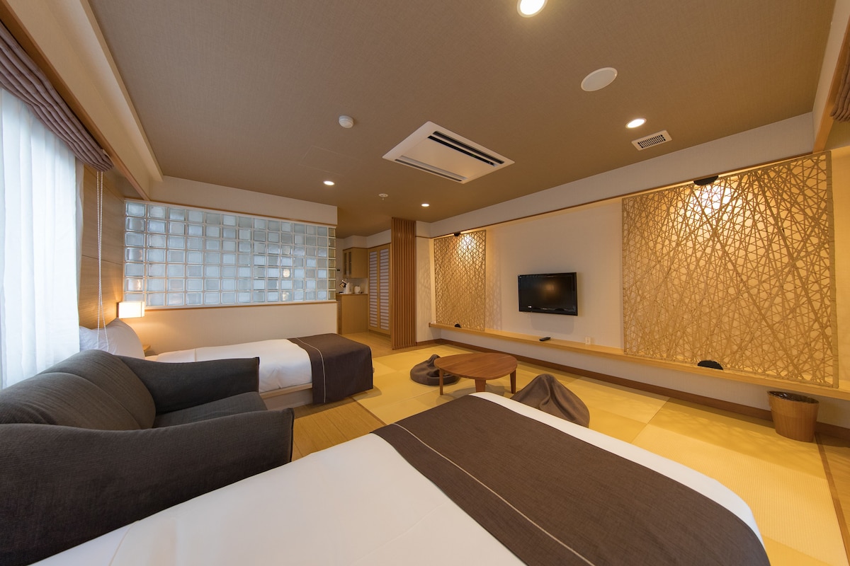 Rommene er autentisk innrettet med tatami-matter og futonsenger