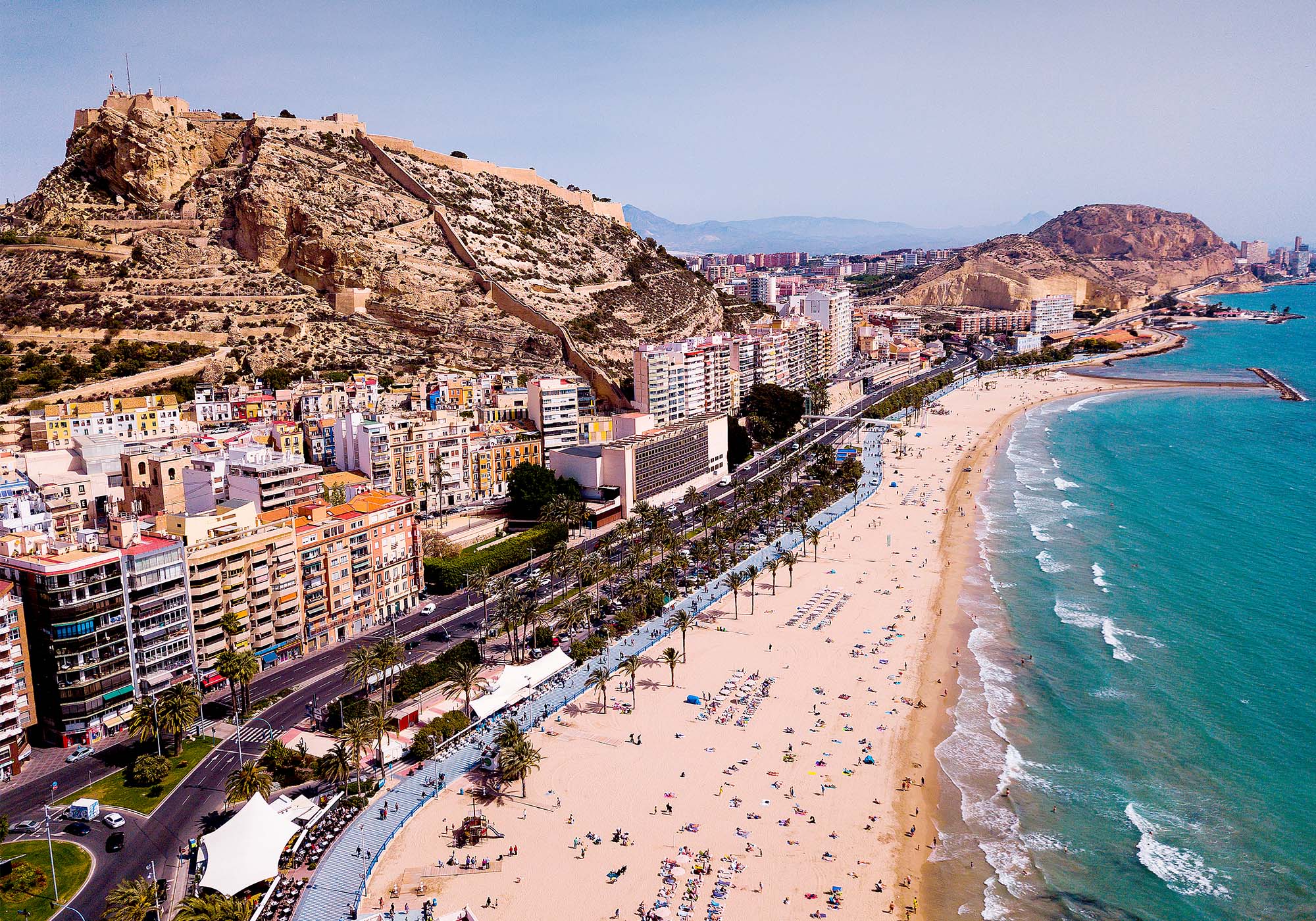 Nyt middelhavsstemningen og høstsolen i Alicante